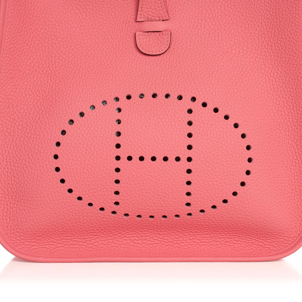 Mightychic offers an Hermes Evelyne PM featured in Rose Azalee pink.
Fabulous shoulder or cross body bag with roomy interior and rear outside deep pocket.
Sport strap in textile with leather and Palladium hardware details.
Signature perforated H on