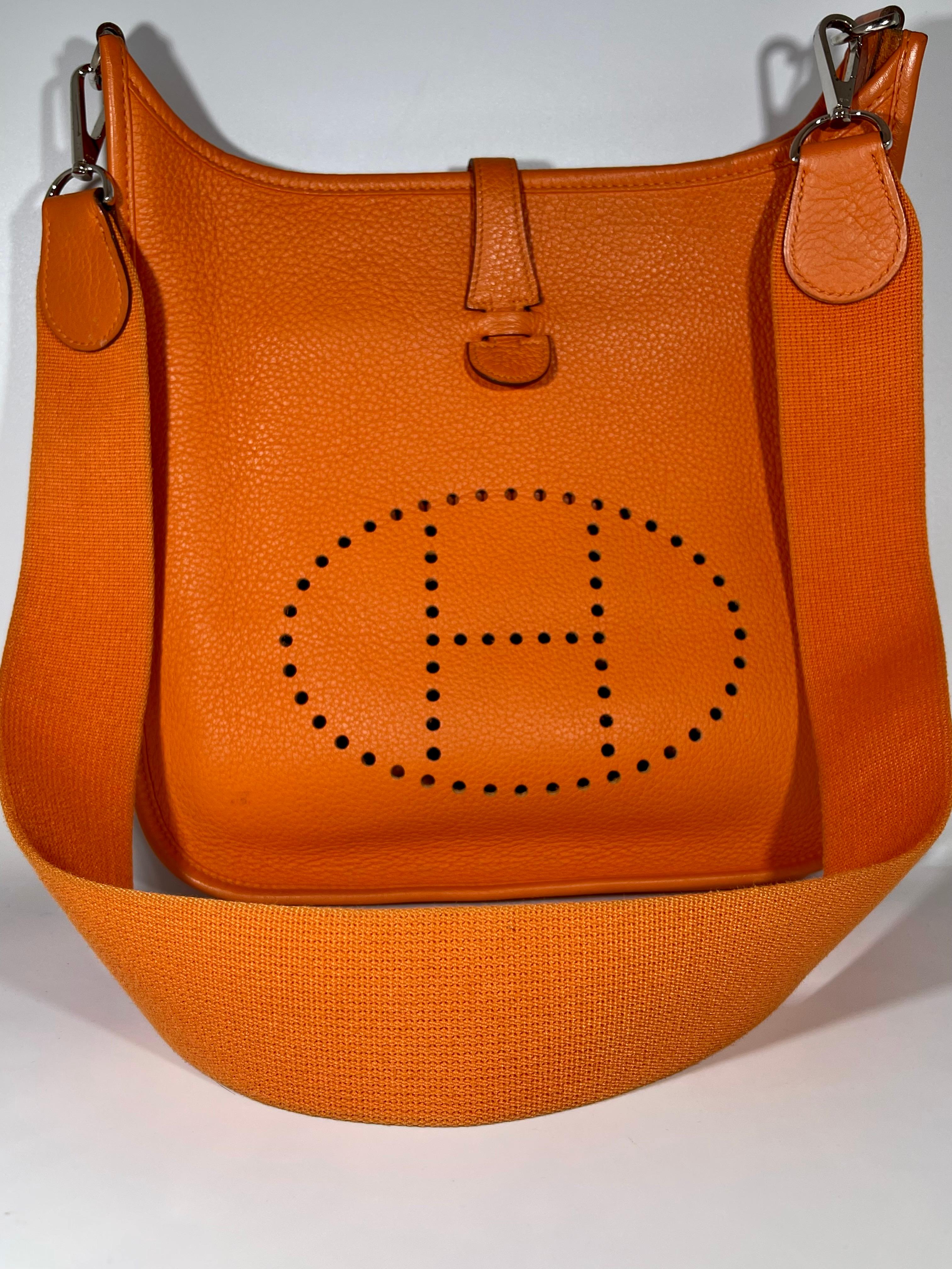 Hermès Evelyne Pm Oranges Leather Cross Body Bag 
Cross-Body  orange  Leather Messenger Bag 
Most desirable and Convenient cross body bag and most desirable color Orange
 Measurements: Height 11