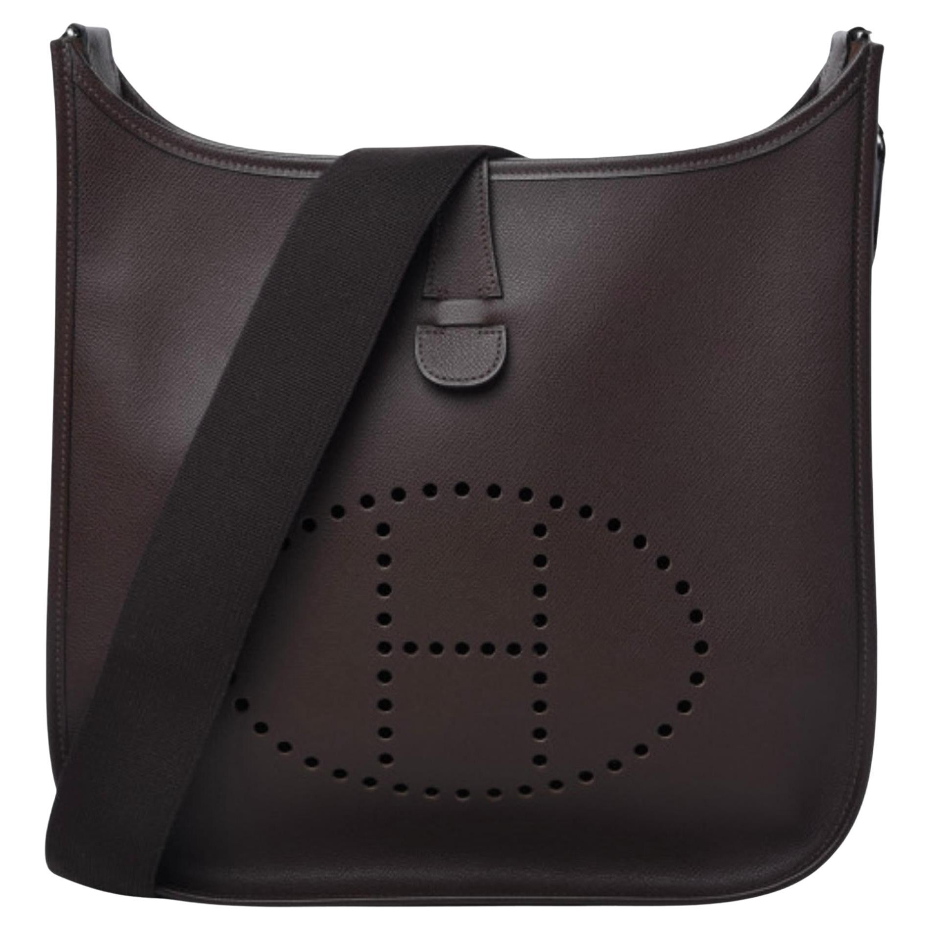 Does the Hermès Evelyne bag have an inside pocket?