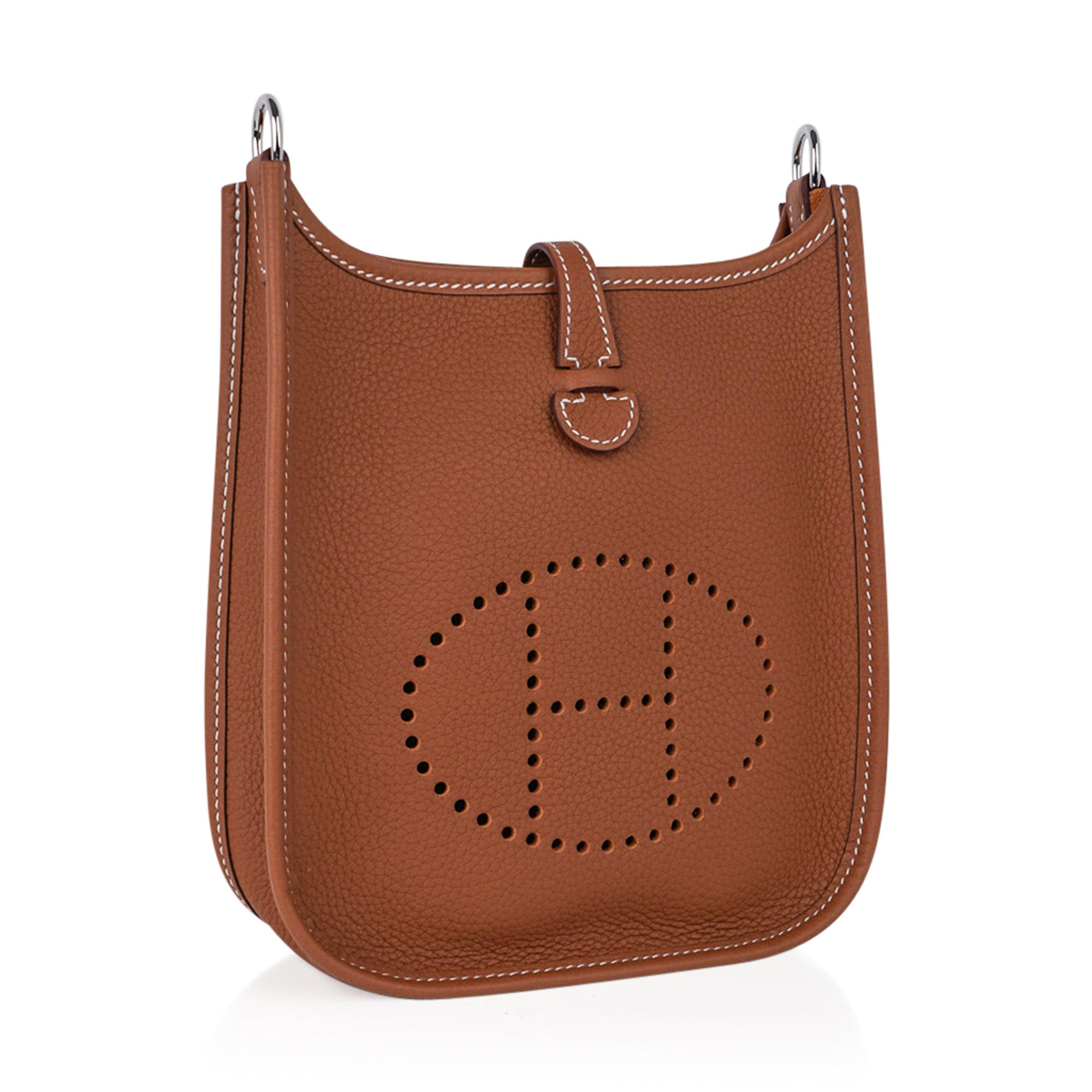 Mightychic offers an Hermes Amazone Evelyne TPM bag featured in classic Gold.  
Taurillon Maurice leather is an alternative to clemence and retains the shape with better hold. 
A beautiful flat small grain.
The Gold and Ecru canvas body strap is a