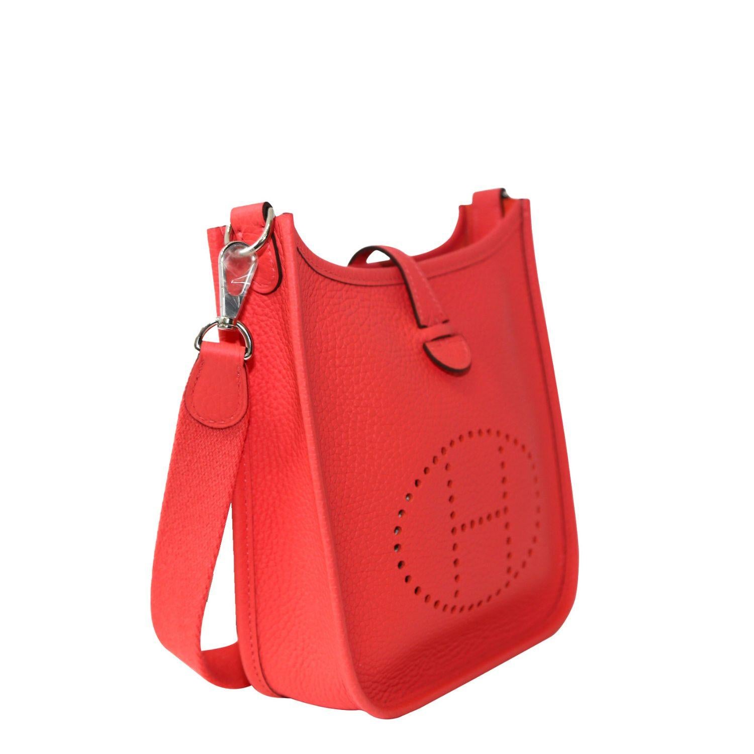 - This timeless shoulder bag was originally designed by Evelyne Bertrand in 1978.
- Crafted with Rose Texas leather, the bag features the signature perforated H logo.
- Palladium-plated hardware.
- Press-stud fastening, main compartment, and