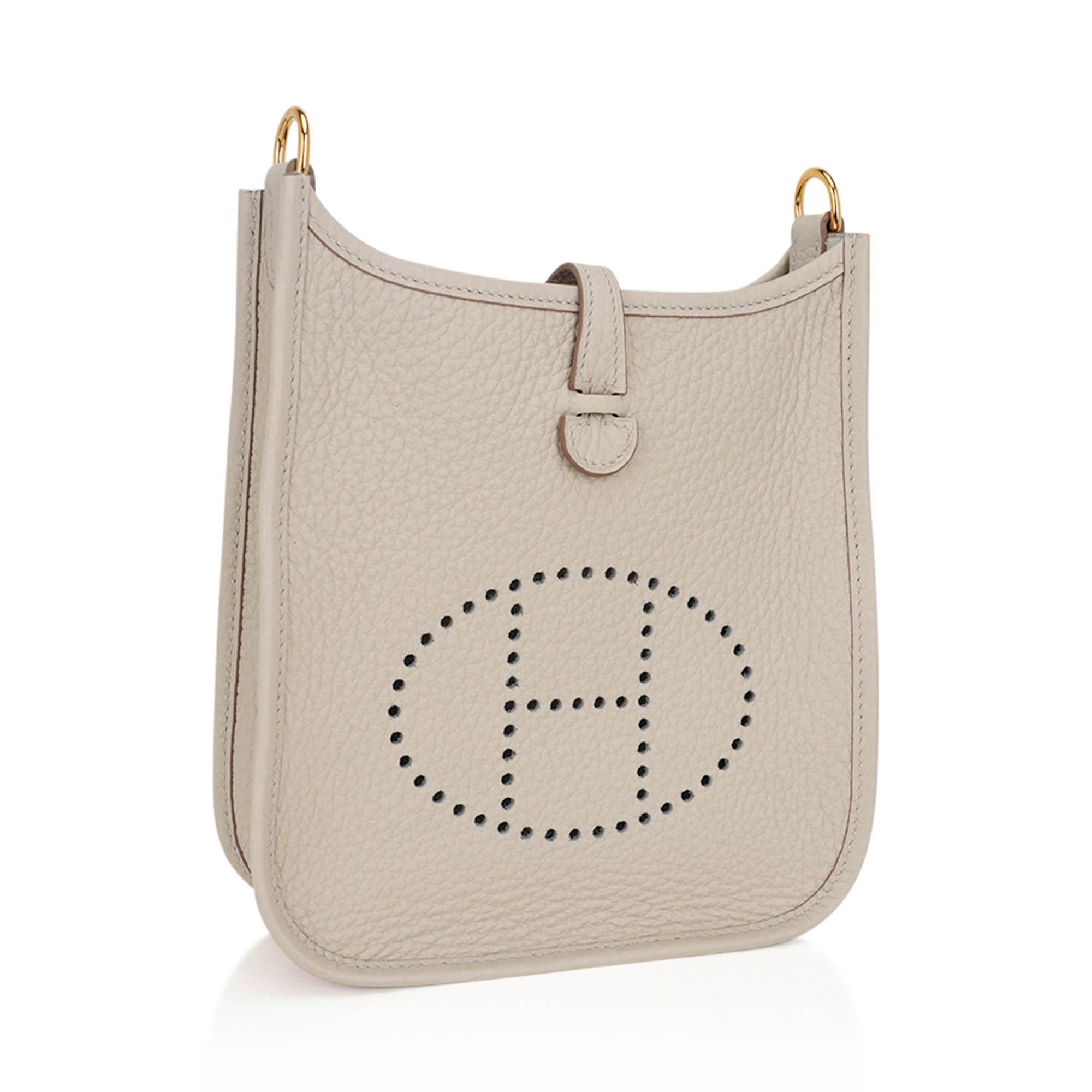 Mightychic offers an Hermes Evelyne TPM featured in neutral Beton (Concrete).
This prefect colour is the go to bag.
Clemence leather is soft and scratch resistant.
Signature perforated H on front of bag.
Pops with Gold hardware.
Fabulous shoulder or