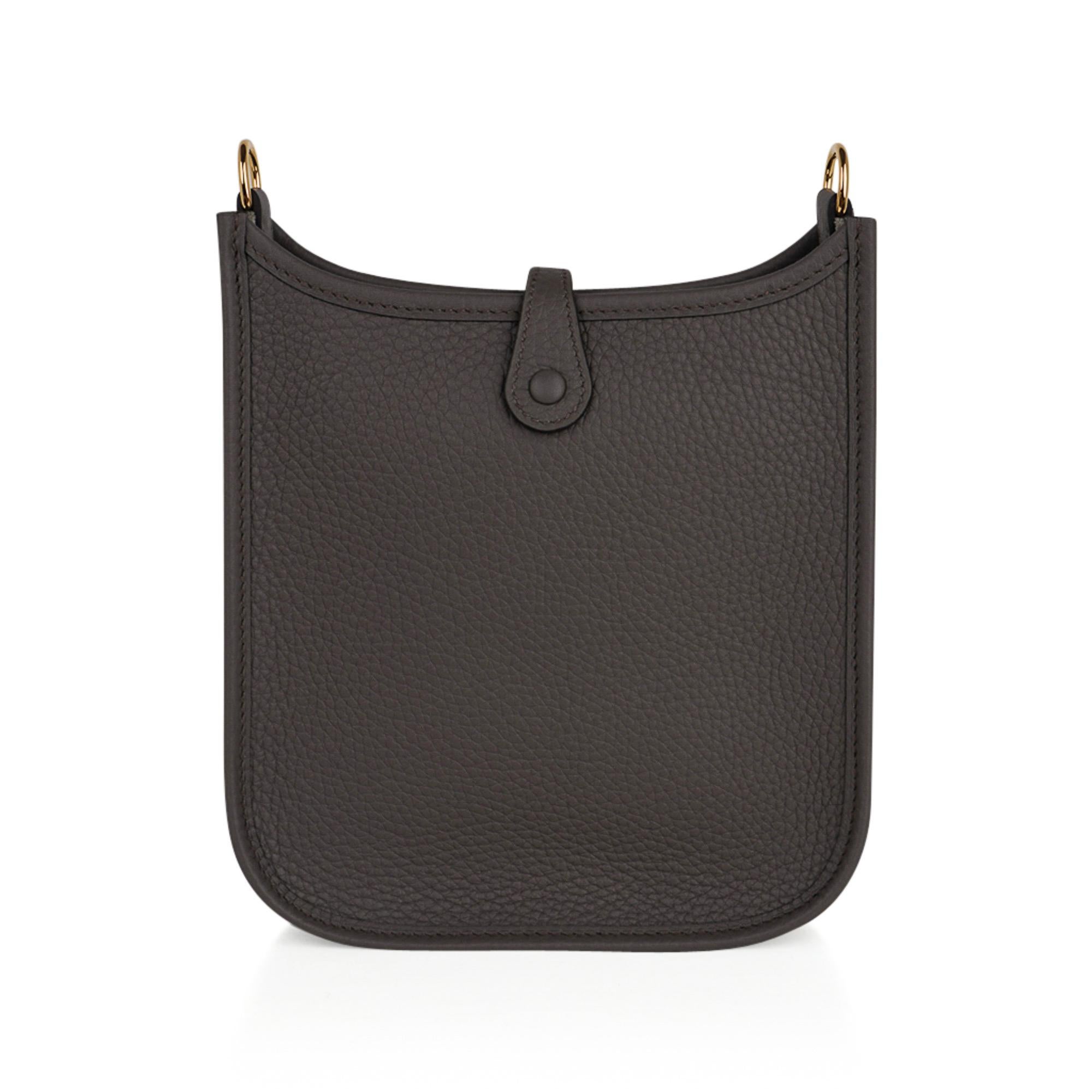 Mightychic offers an Hermes Evelyne TPM Etain bag easily worn as a shoulder or crossbody.
Clemence leather is soft and scratch resistant.
Signature perforated H on front of bag.
Lush with Gold hardware.
Fabulous shoulder or cross body bag.
Sport