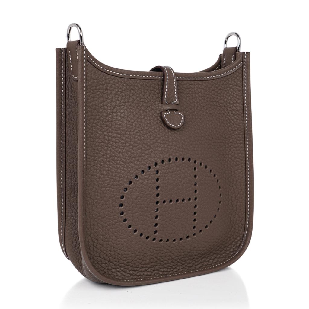 Mightychic offers an Hermes Evelyne TPM Mini featured in neutral Etoupe.
RIch with the Navy sport strap.
Clemence leather is soft and scratch resistant.
Signature perforated H on front of bag.
Fresh with Palladium hardware.
Fabulous shoulder or
