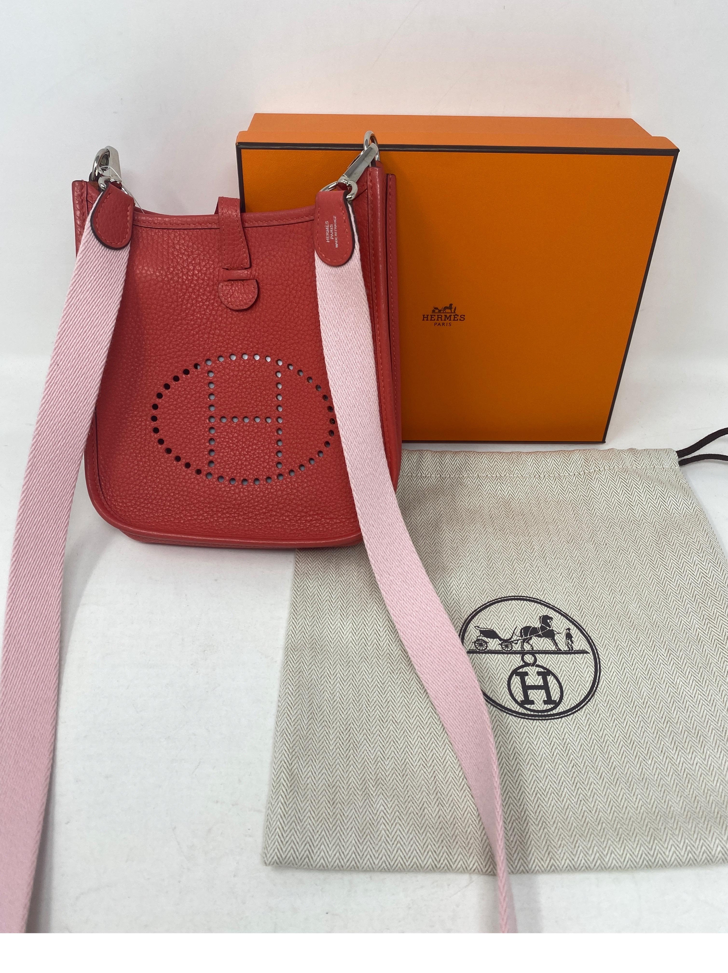 Hermes Evelyne TPM Rote schwenkbare Tasche im Zustand „Hervorragend“ in Athens, GA