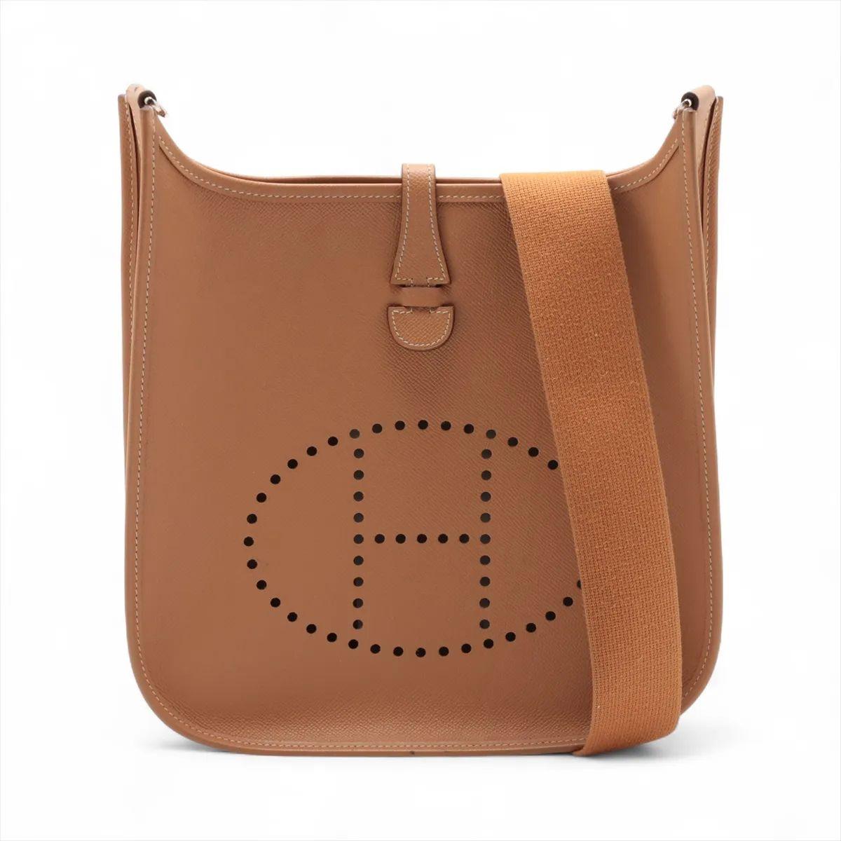 El bolso Hermès Evelyne Veau Epsom 33 GM dorado es una bandolera refinada y práctica fabricada en piel Epsom duradera y de textura fina. Con el característico logotipo 