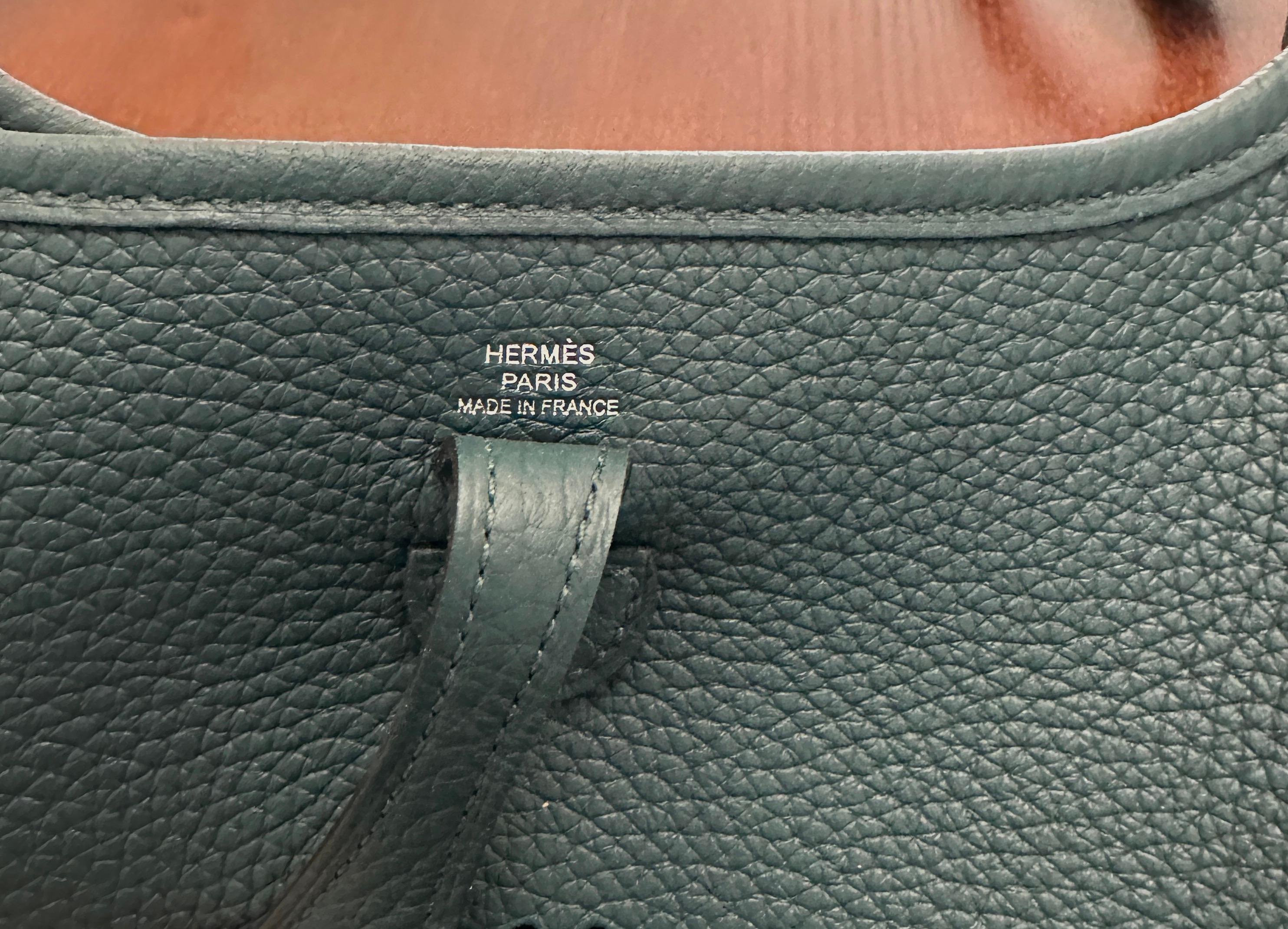 Hermes Evelyne Tpm 16
We have it in stock, ready, store fresh

This is the mini, the smallest size they make

Color is Vert Cypress
Dark Green

Tonal stitching detail
Collection U
Natural  interior
Palladium plated hardware

Plastic on the hardware