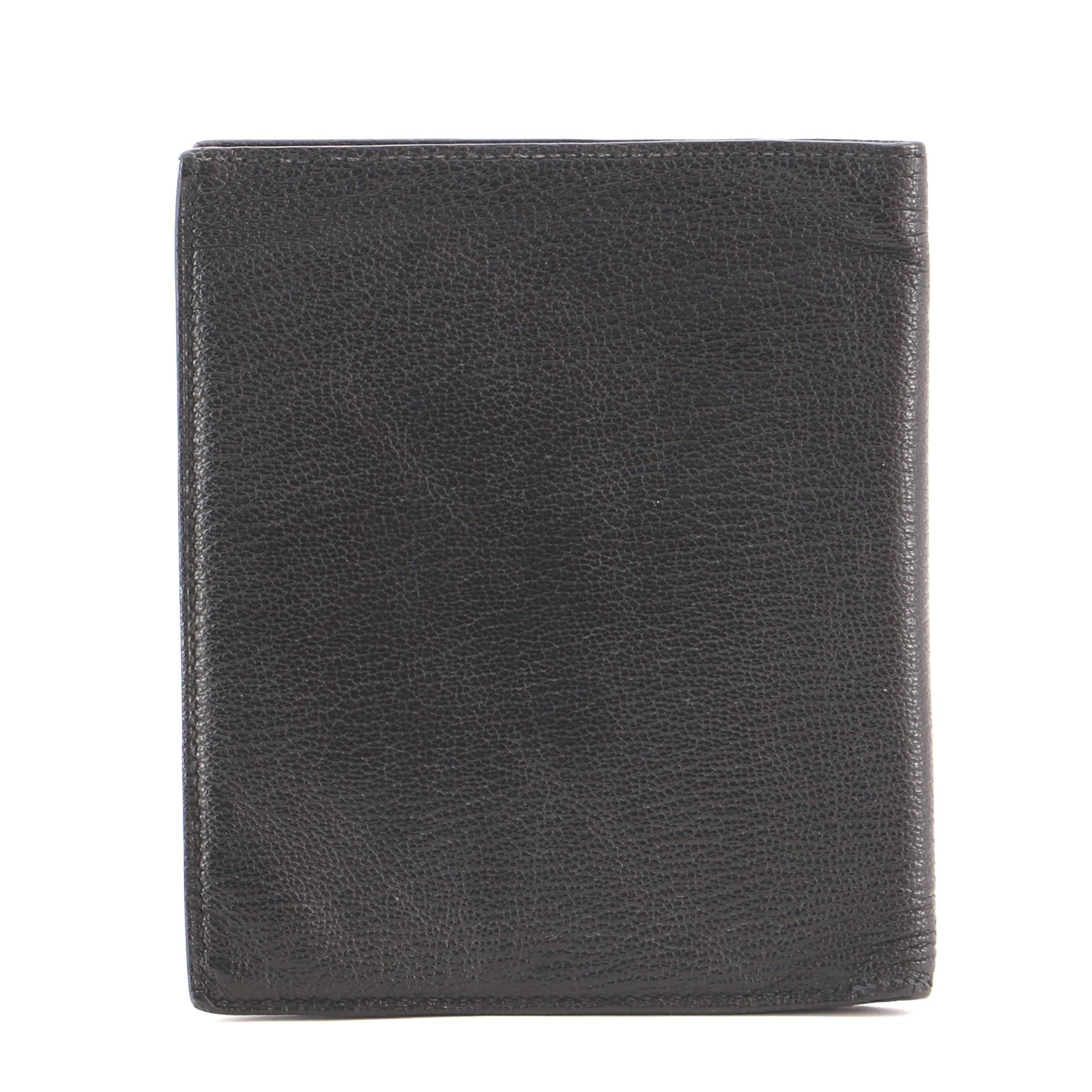 Hermes Evelyne Brieftasche Chevre Mysore Kompakt
Schwarzer Chevre Mysore

Zustand Details: Mäßige Gebrauchsspuren, Knicke und Dellen außen und innen, starke Risse an den Wachsrändern von Sockel und Öffnungsecke.

49783MSC

Höhe 5