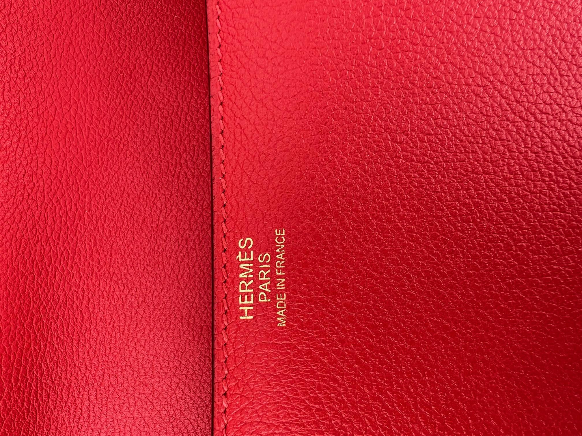Pre-Owned  100% Authentic
Hermes Evercolor Cherche Midi 25 Rouge Tomato
Use as Shoulder, Crosbody, Hand or Clutch Bag 
RATING: A/B...Very Good, well maintained, 
shows minor signs of wear
MATERIAL: leather
STRAP: adjustable, 2 different lengths,