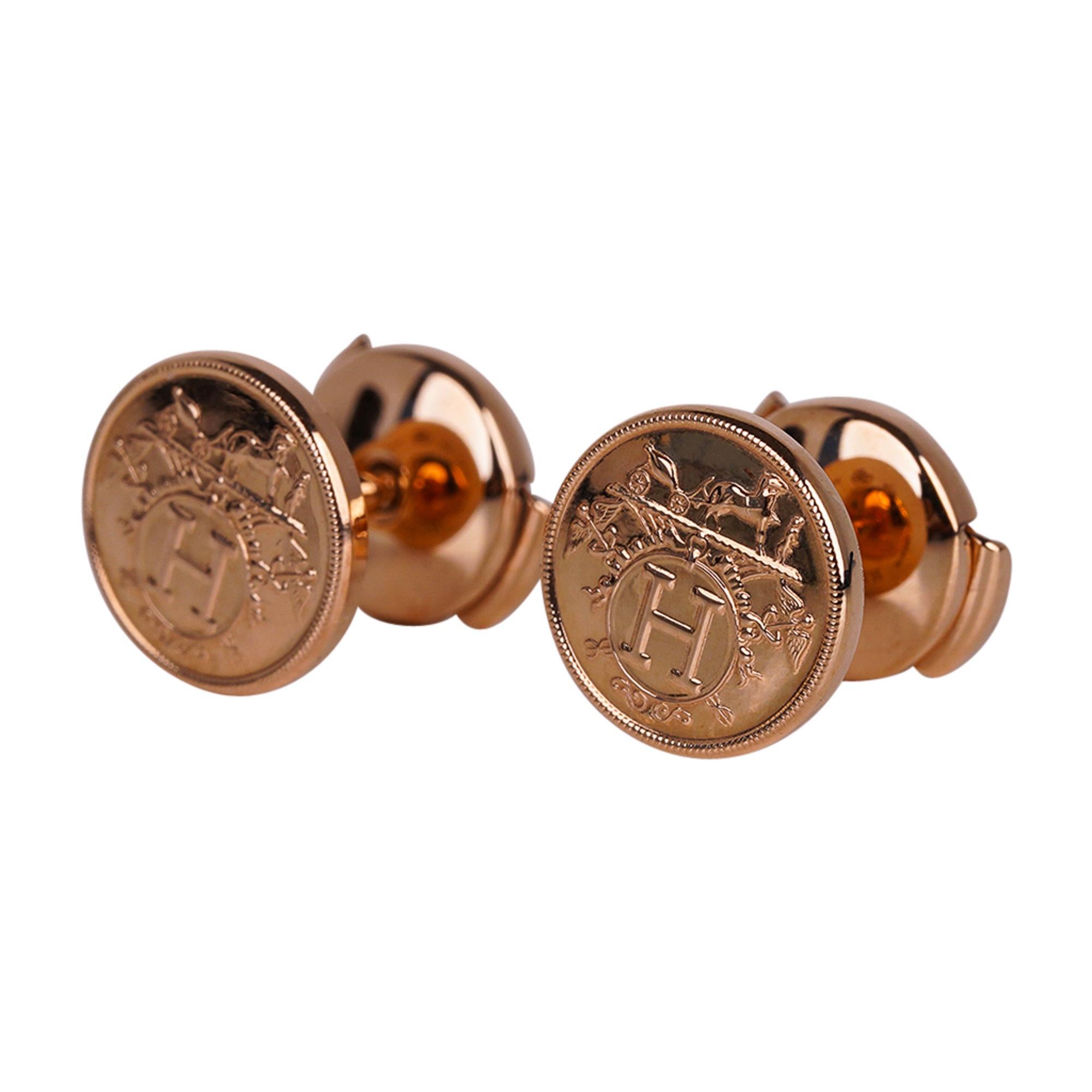 Mightychic offers Hermes Ex Libris 18K Rose Gold TPM Stud Earrings.
Classic Hermes Ex Libris logo.
These limited edition Hermes earrings are timeless.
Also a lovely gifting idea.
Comes with signature Hermes box.
NEW or NEVER WORN.
final sale

SIZE