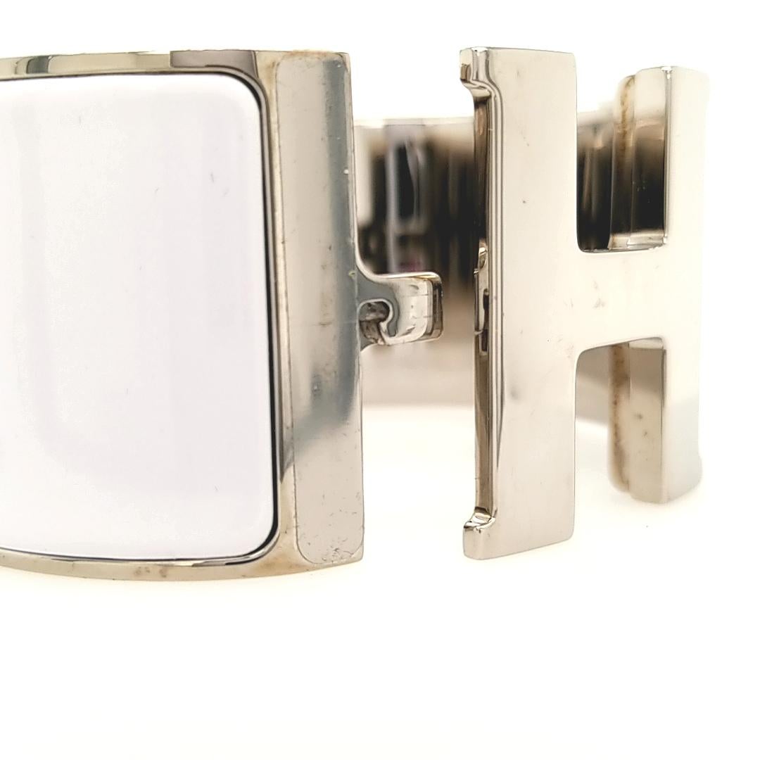 Hermès Extra Wide Clic Clac H-Bracelet in White Enamel Palladium-Plated Hardware In Excellent Condition For Sale In Boca Raton, FL