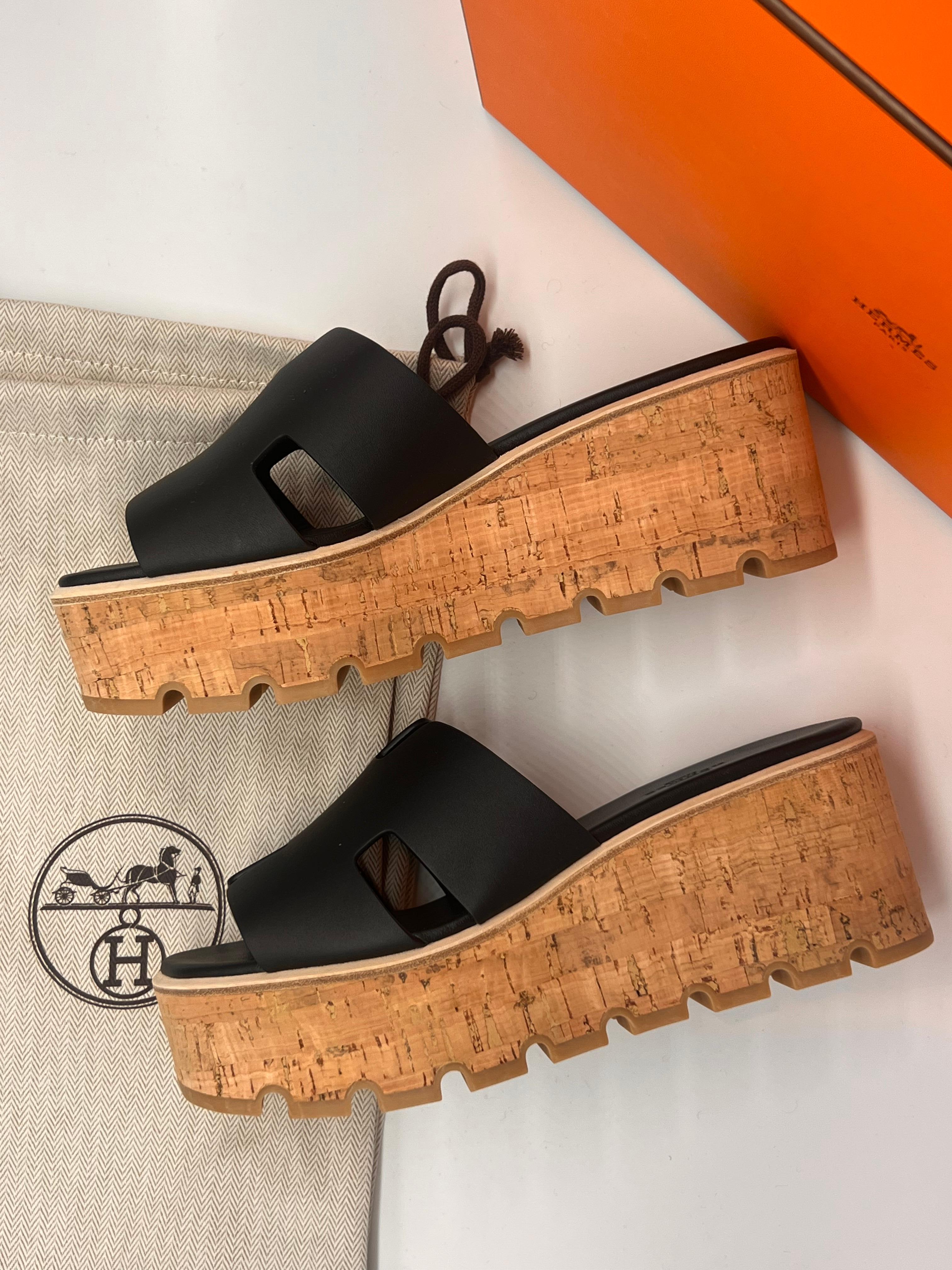 Hèrmes Eze 30 black leather slides In New Condition In London, England