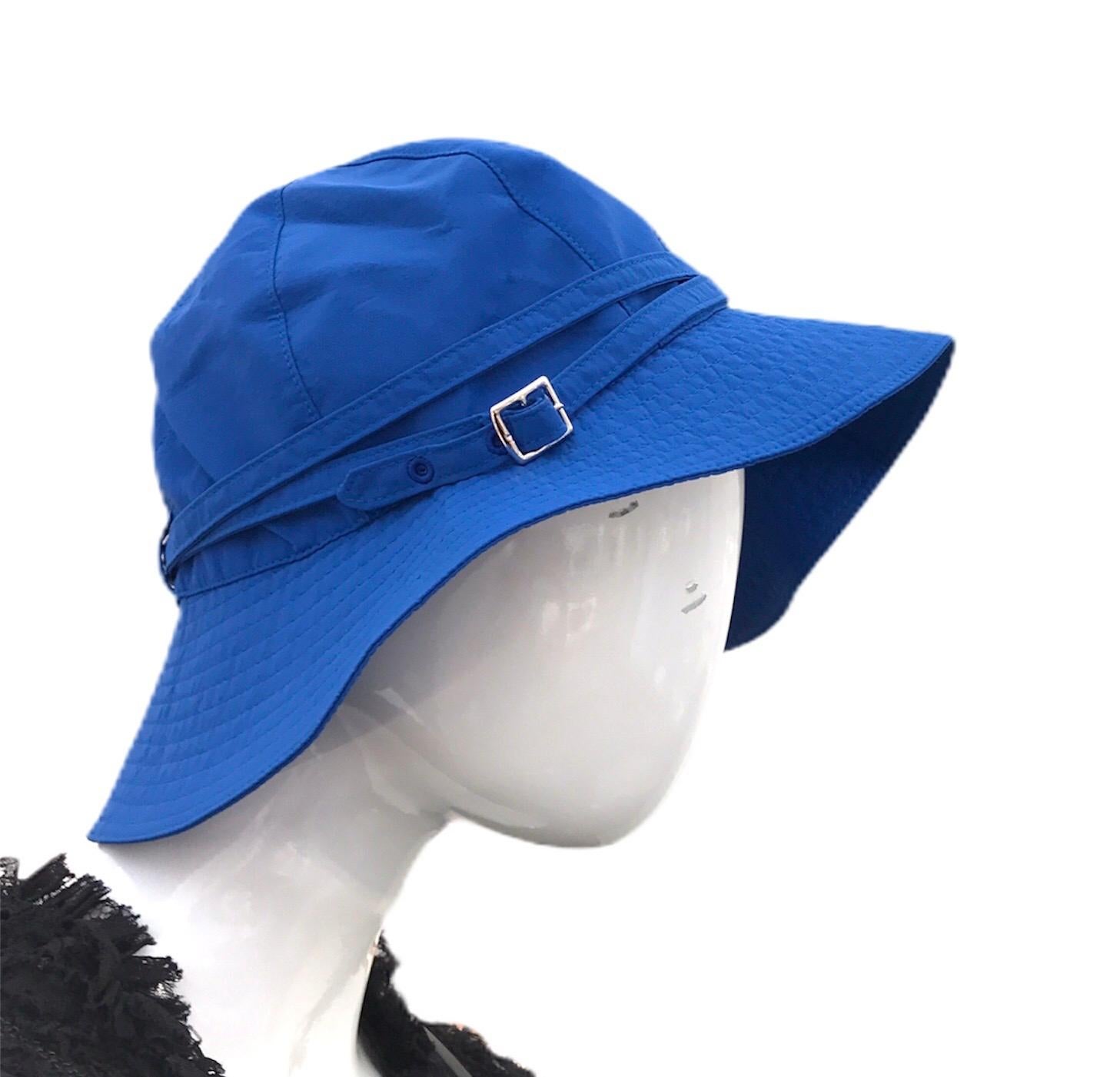 HERMES hat in electric blue fabric, excellent condition, size 56 in cotton
Silver metal accessory.
Interior in black fabric.