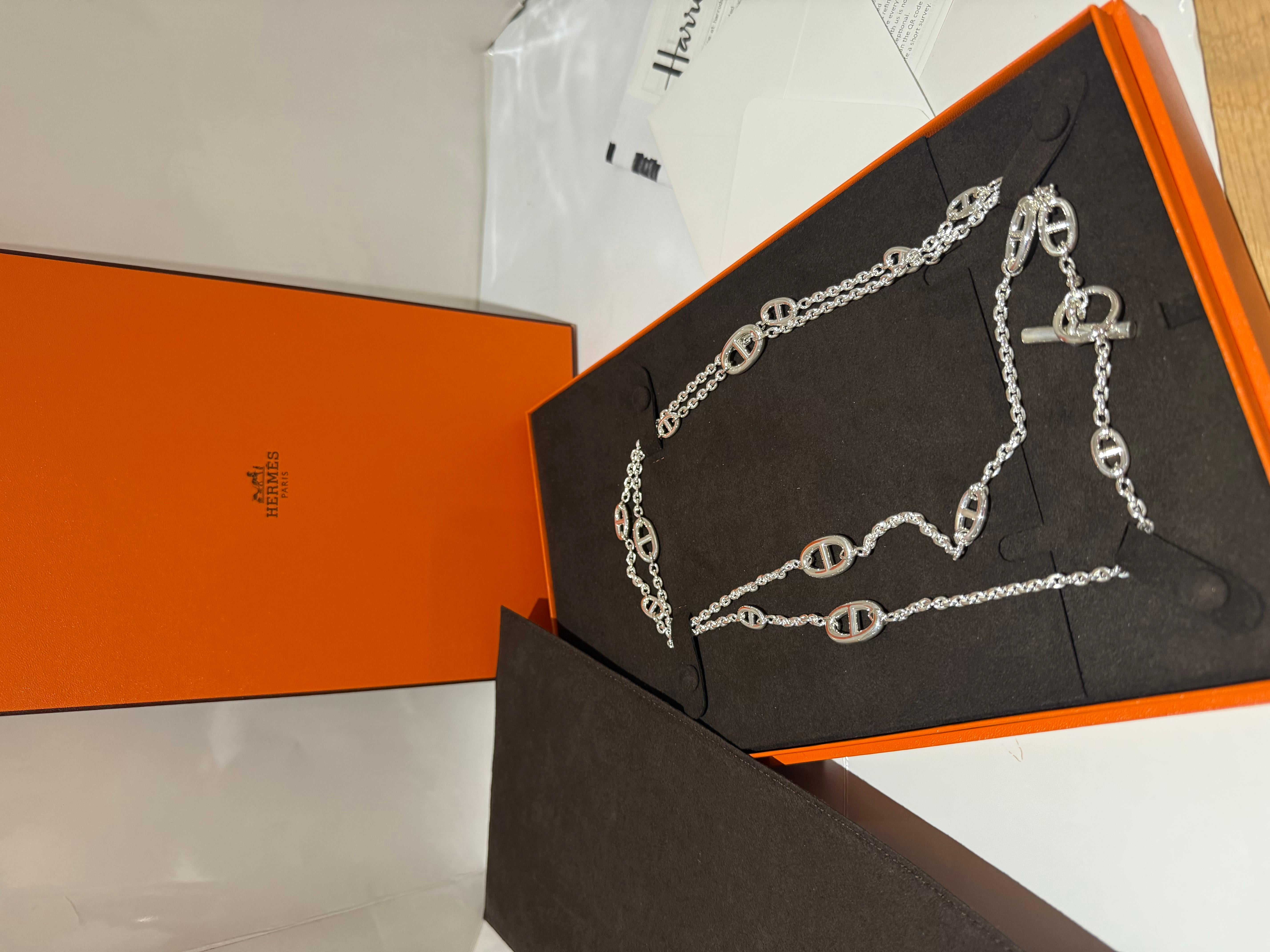 Hermes Farandole collana lunga 120 con scatola e certificato.
Un'elegante collana lunga in argento sterling
Argento 925/1000, Lunghezza totale: 120 cm
Prodotto in Francia