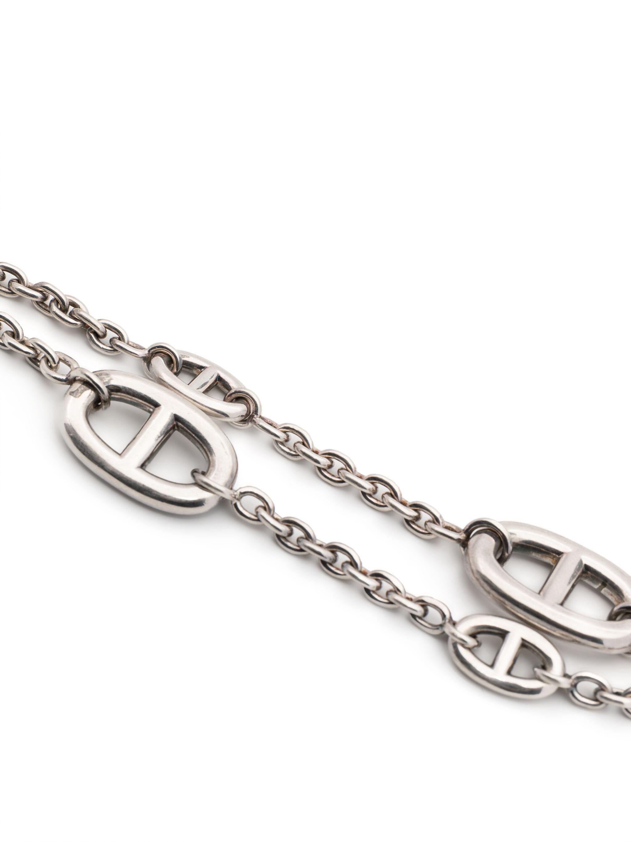 In 1937, Robert Dumas observed boats as he walked along the Normandy coast. The anchor chains that secured them caught his attention and inspired the design of the iconic Chaine d'ancre motif. This motif exemplifies the 
