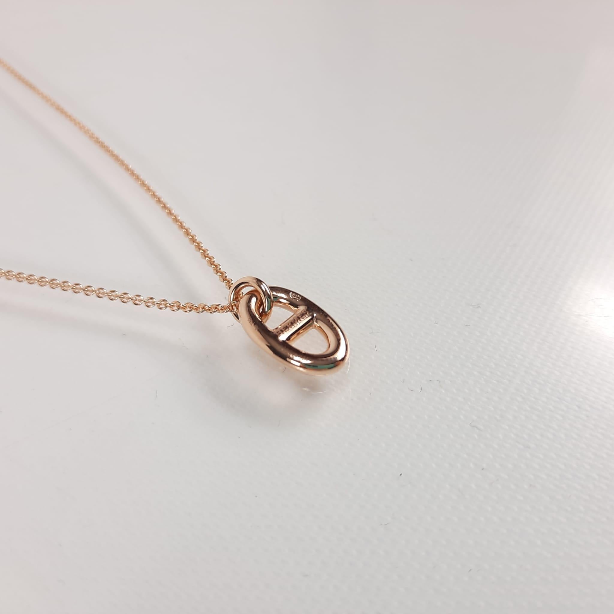Rose gold pendant on adjustable chain
750/1000 pink gold
Adjustable Circumference: 39-41cm  
Pattern size: 1.4 x 0.87 cm