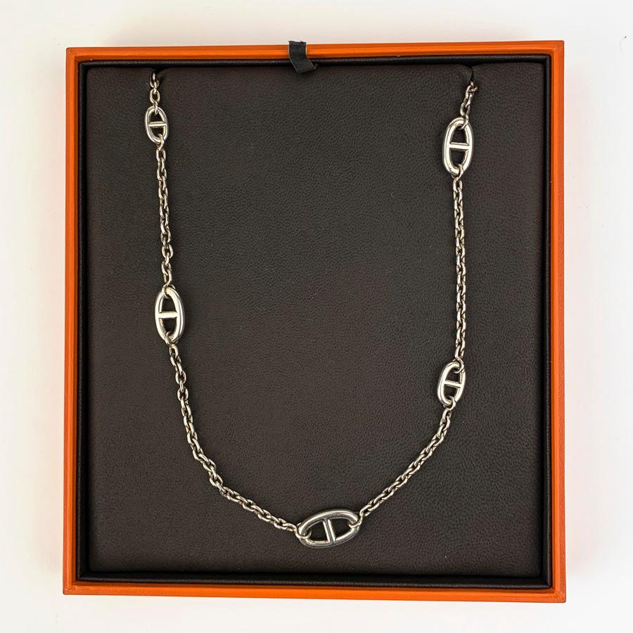 Originally, Robert Dumas, from the HERMES family, is inspired by a boat anchor chain to draw the whole range (bracelet, ring, necklace etc) Here we have the big model that can double or even triple. 
In very good condition. It is 160 centimeters