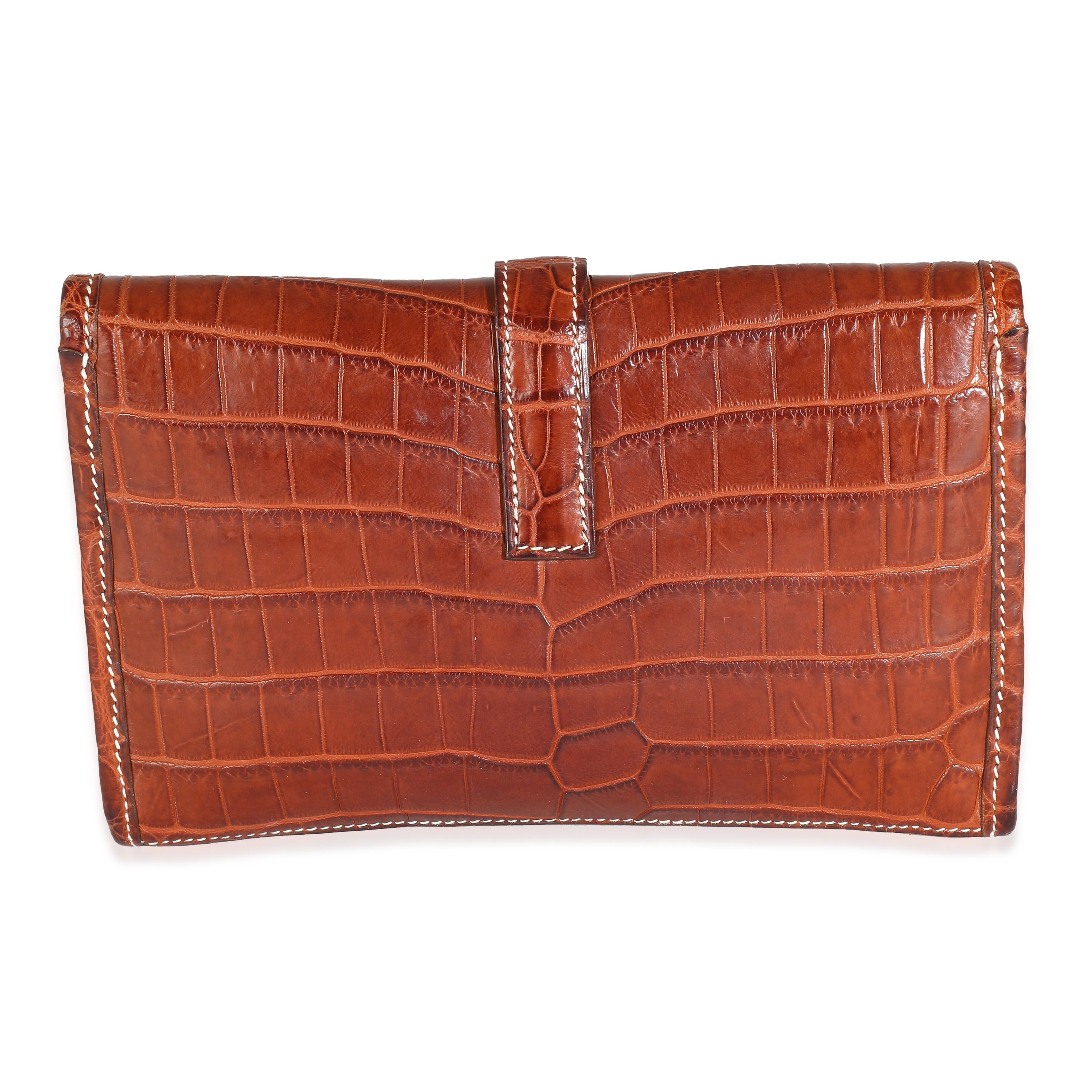 Listing Title : Hermès Fauve Crocodile Niloticus Lisse Mini Jige Clutch
SKU : Z137990
Condit : Usagé 
Condition du sac à main : Très bon
Commentaires sur l'état : L'article est en très bon état avec des signes mineurs d'usure.  Légères éraflures le