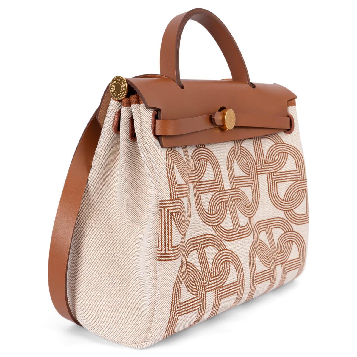 100% authentic Hermès Cicuit 24 Herbag Zip 31 Retourne shoulder bag in Ecru-Beige (oatmeal) Toile H Plum canvas with Fauve (cognac) print and details in Fauve (cognac) Vache Hunter leather. Exterior zip pocket on the back. Closes with two straps on