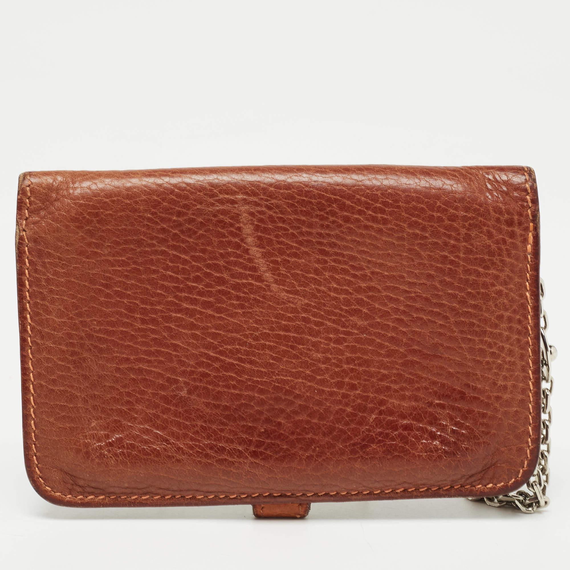 This Hermes Dogon card holder delivers on the brand's luxe aesthetic. Crafted from quality leather, it has a short metal chain and a classy lock.

