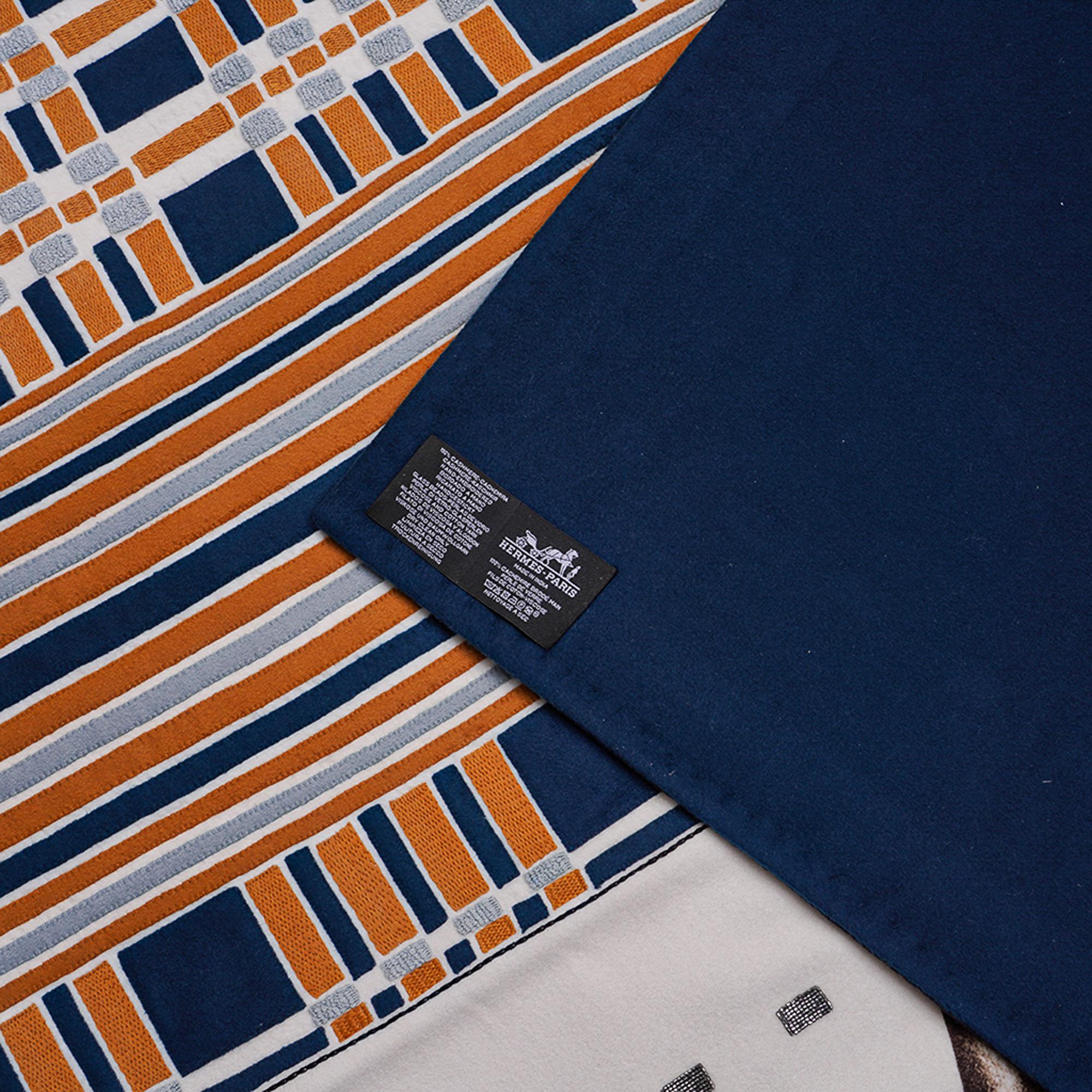 Couverture Hermès Favori du Faubourg en cachemire perlé et brodé à la main, neuve avec boîte en vente 10