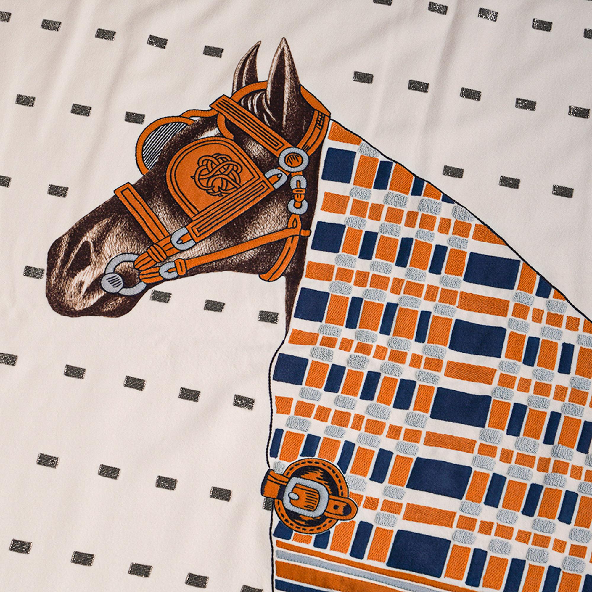 Mightychic propose une édition limitée de l'extraordinaire couverture Favori du Faubourg d'Hermès, avec des perles de verre baguette Miyuki brodées à la main et des fils de viscose et de coton.
Pièce exceptionnelle, cette couverture en cachemire est