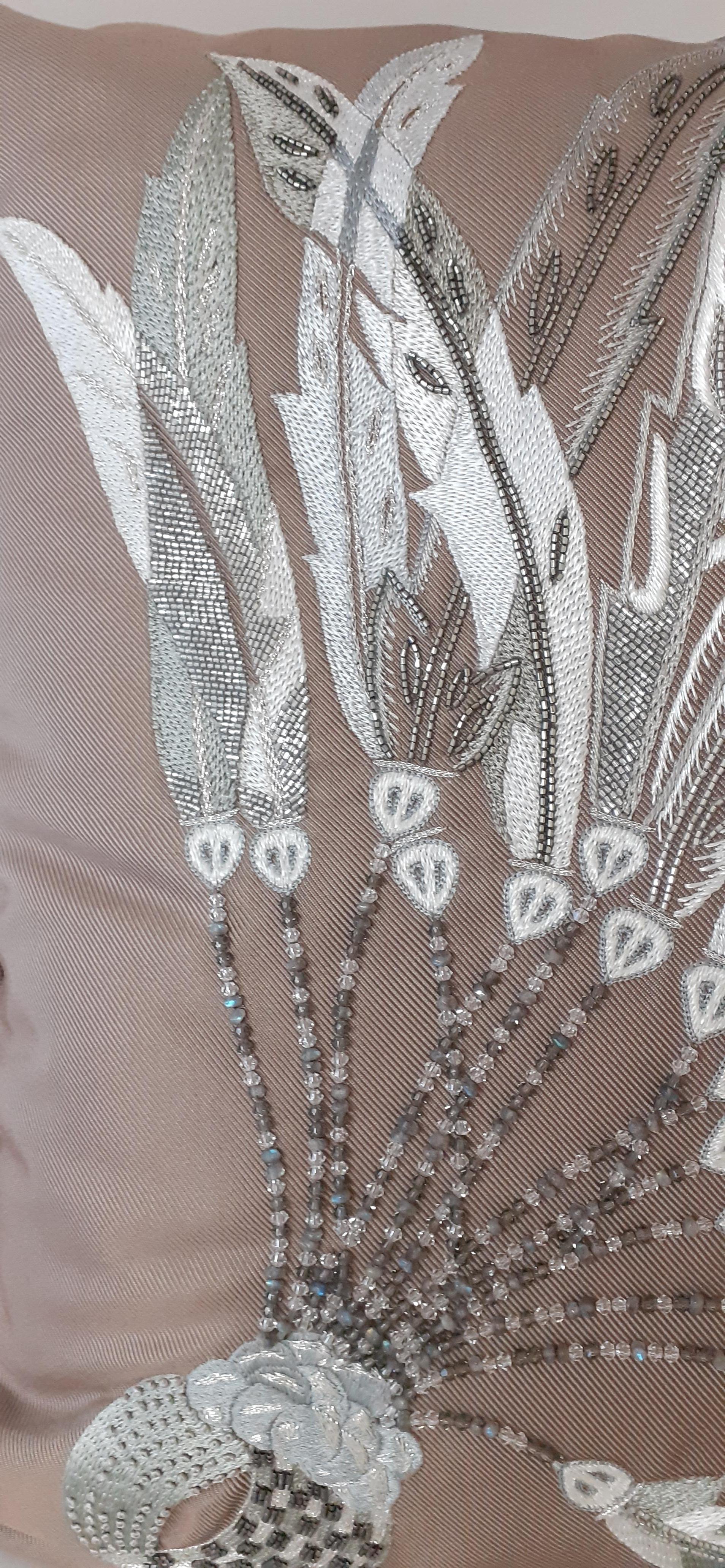 Hermès Federn Kissen Kissen Brasilien Seide Baumwolle gestickt (Grau) im Angebot