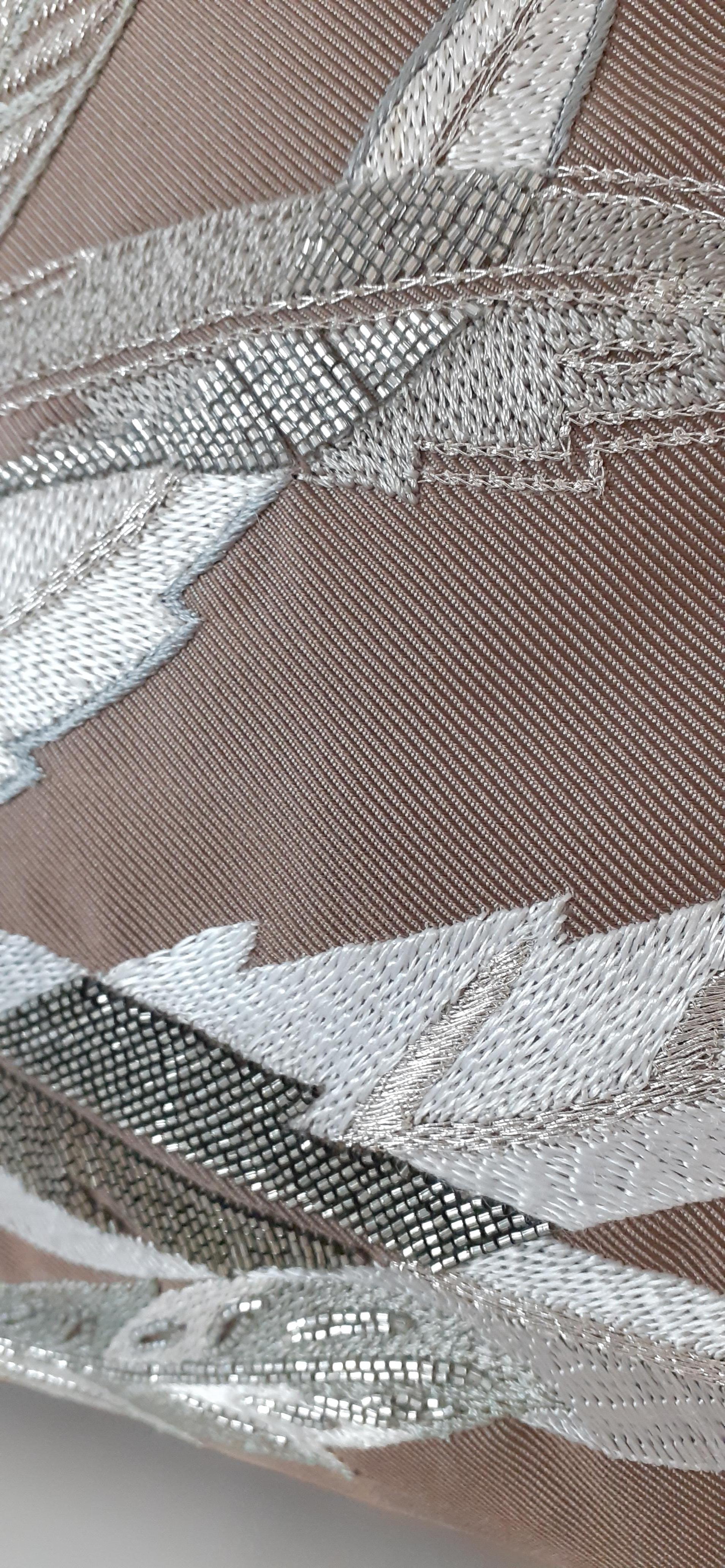 Hermès Federn Kissen Kissen Brasilien Seide Baumwolle gestickt im Angebot 3