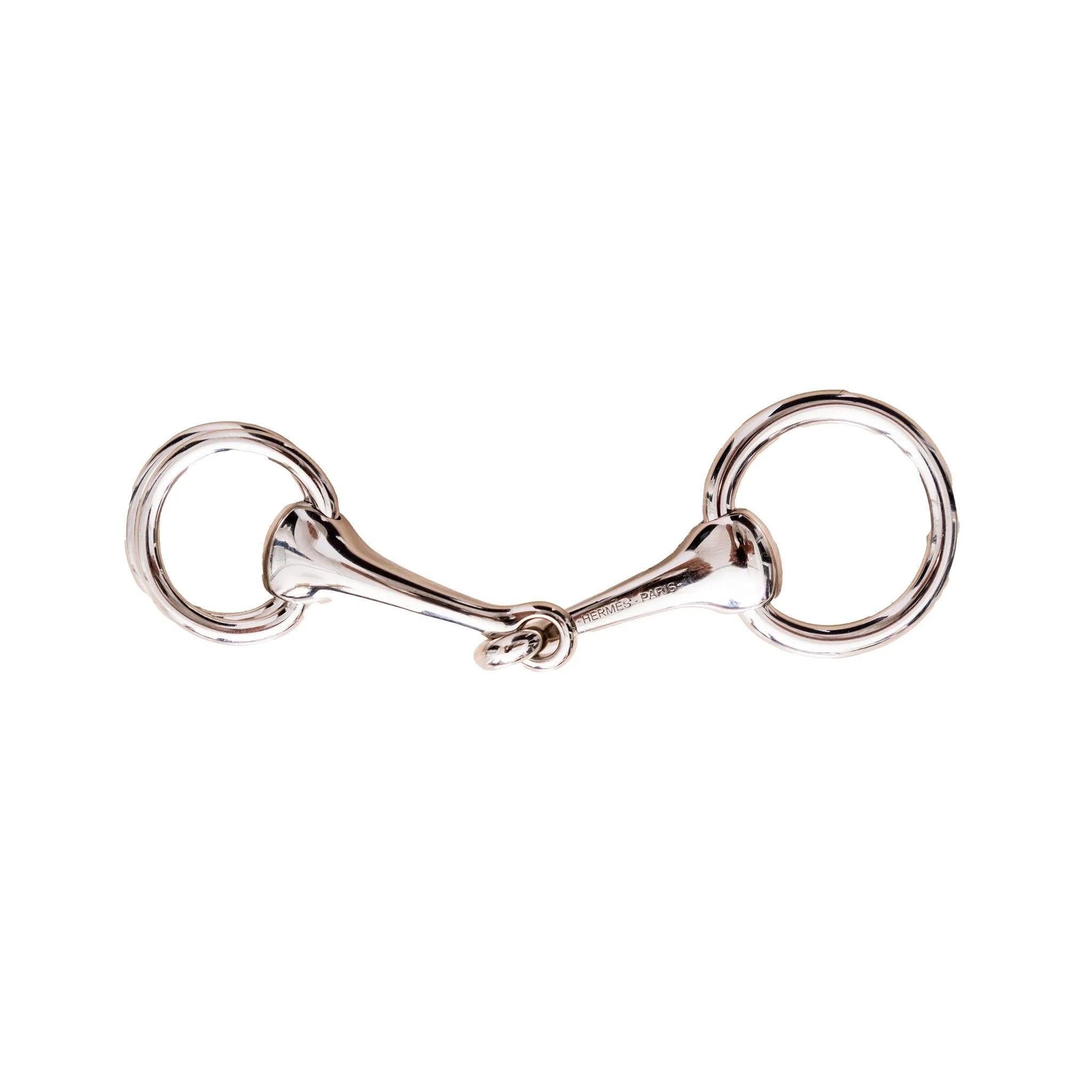 Hermès scarf ring in palladium silver color. Silver-plated steel with rings on both sides. Customize your look with this chic accessory.
 Inclusion: box. 
 Material: Silver Plated Metal 
 Measurements: Height:10.8;Small Ring Diameter:2.3;Large Ring