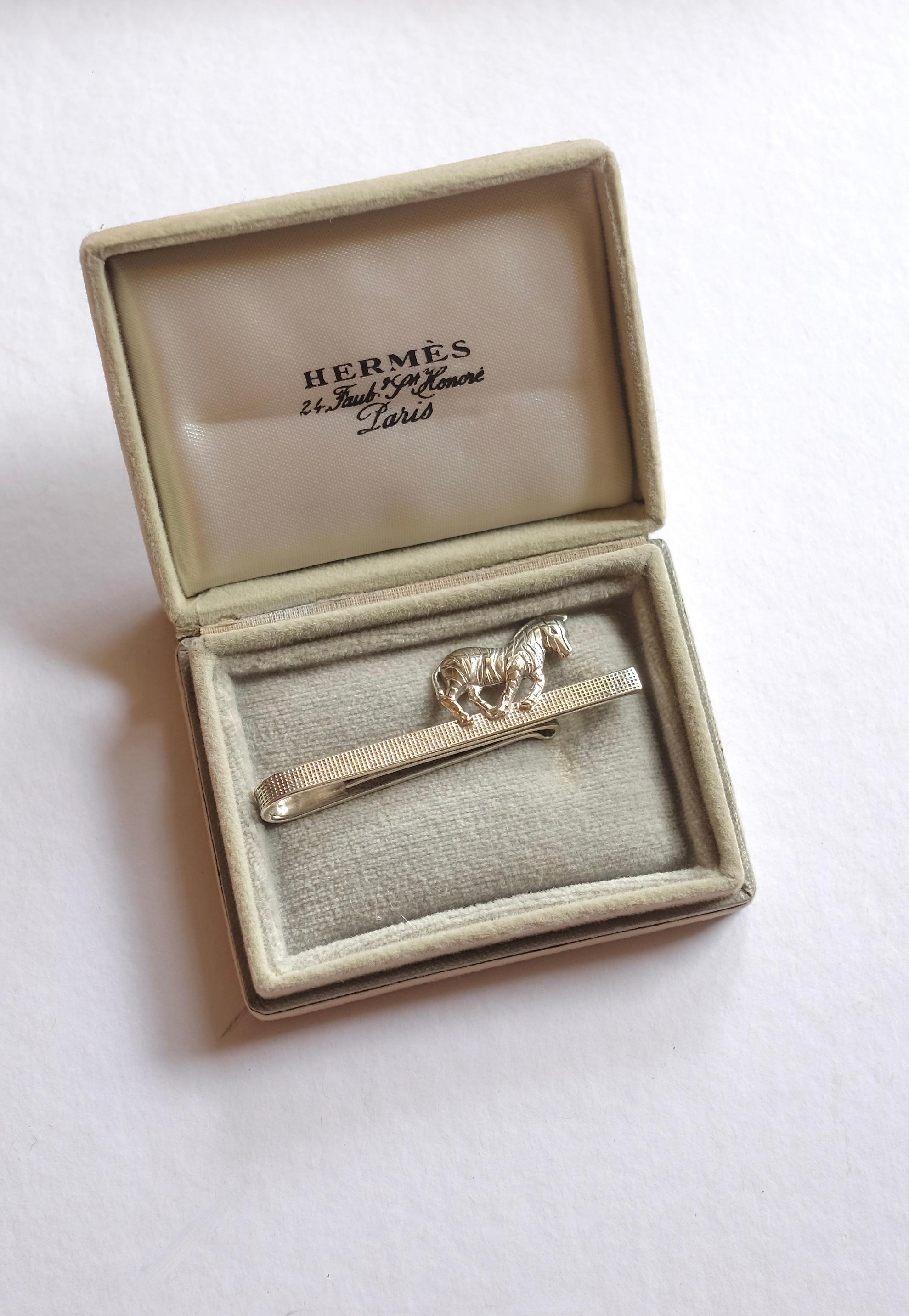 Hermès Vintage Selection by Corrado Luxury - Bellissimo fermacravatte in argento con silouette di Zebra, larghezza totale 6,5 cm, altezza massima 2 cm e 19 gr, di peso. Venduto con scatola originale ( cravatta mancante ).