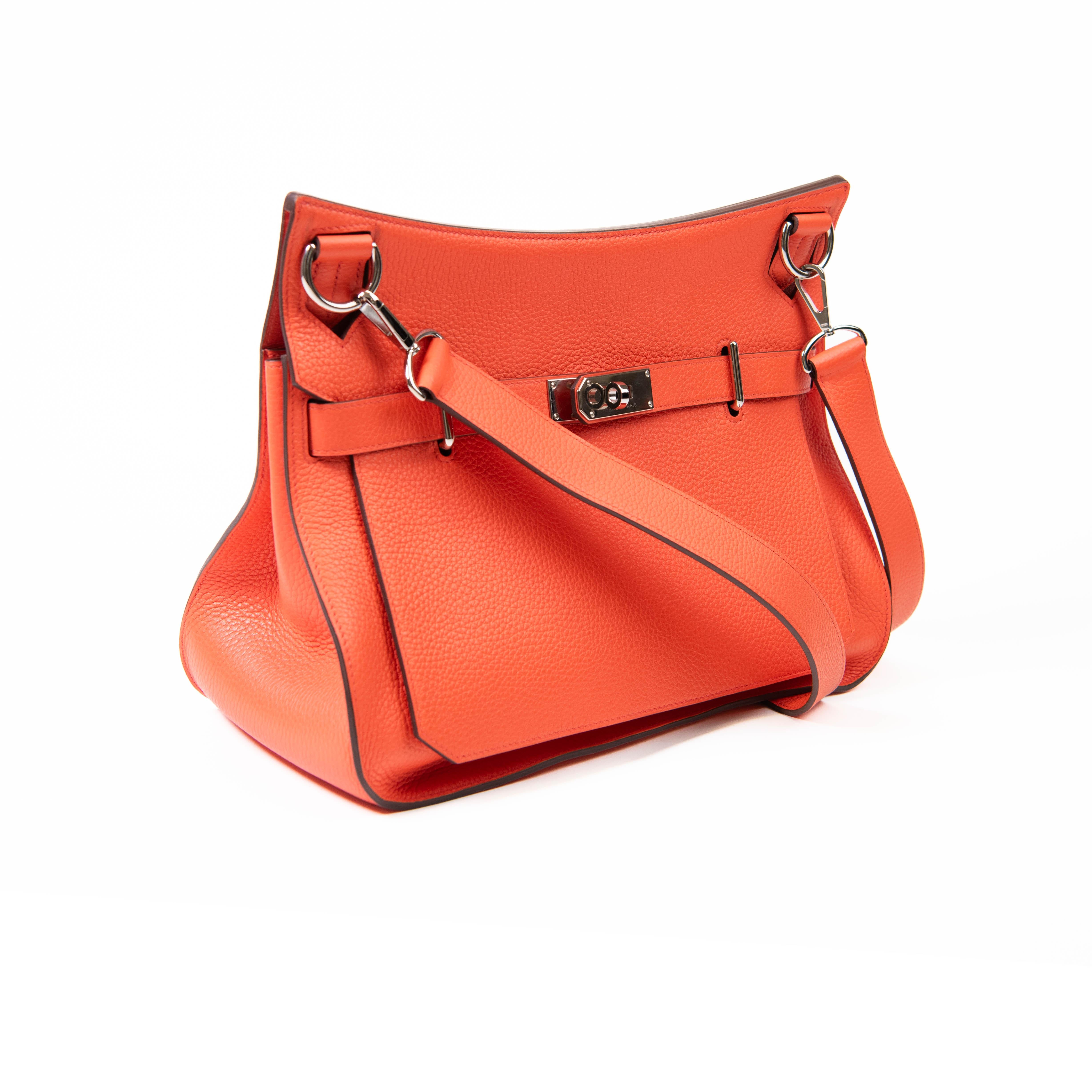 100% Autentico

Presentata per la prima volta nella collezione Autunno 2008, questa Jypsiere ha un design che ricorda deliziosamente le famose Birkin e Kelly di Hermes. Si tratta di una borsa dal design più casual, realizzata in pelle e dotata di un