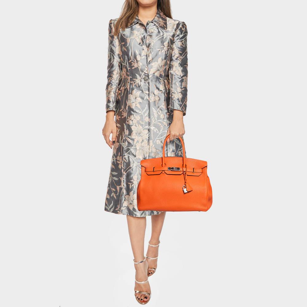 Fabriqué par HermÃ¨s, le sac Birkin 35 est d'une sophistication intemporelle. Méticuleusement confectionné en cuir Taurillon Clémence exquis dans une teinte vibrante, il affiche une élégance sans pareille. La finition palladium apporte une touche de