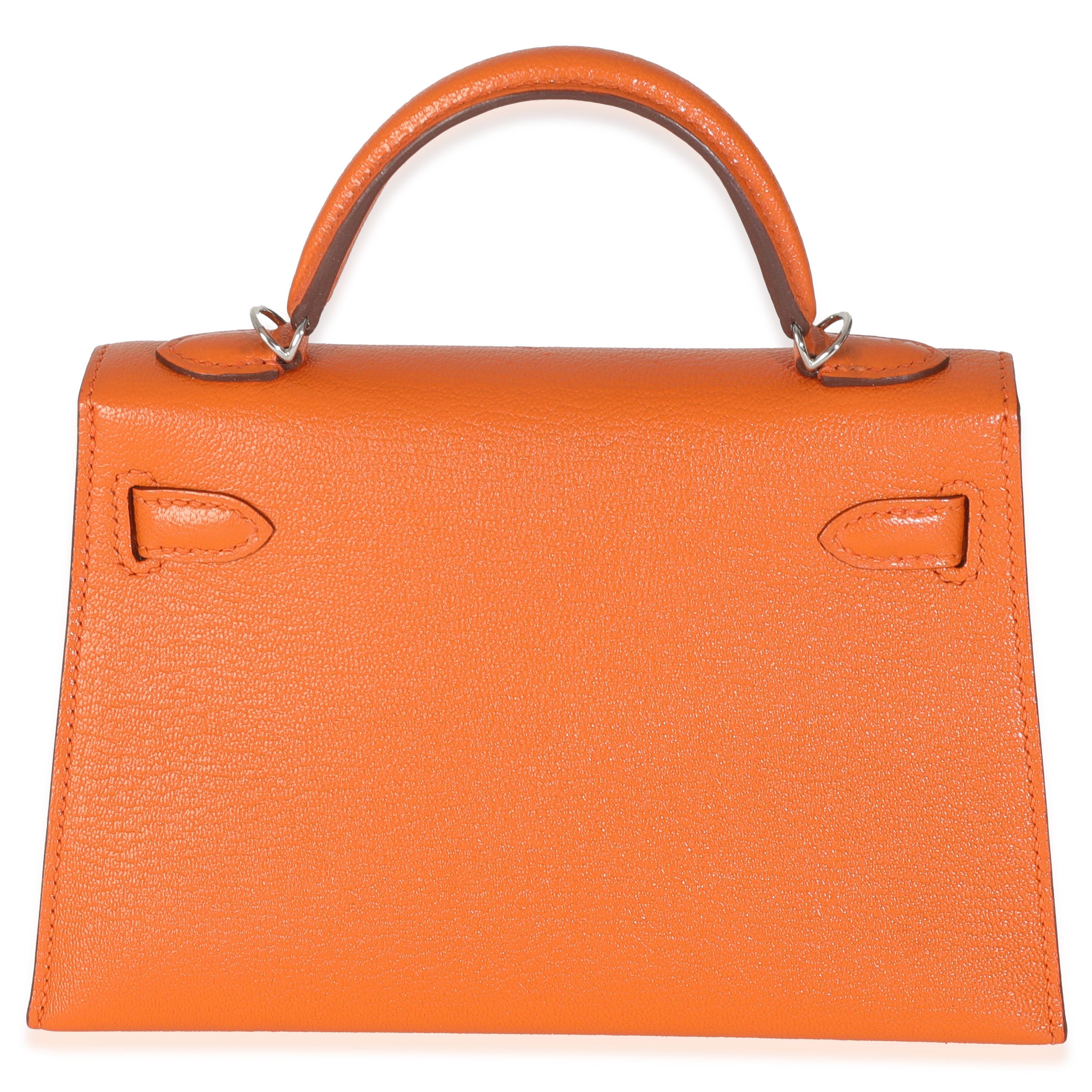 Hermès Feu Terre Battue Verso Mysore Chevre Sellier Mini Kelly 20 II PHW
SKU : 147116

Condit : Officiellement rebaptisé en 1977, le sac fourre-tout Kelly d'Hermès s'appelait à l'origine le Sac à Dépêches. Le nom du sac structuré est apparu dans les