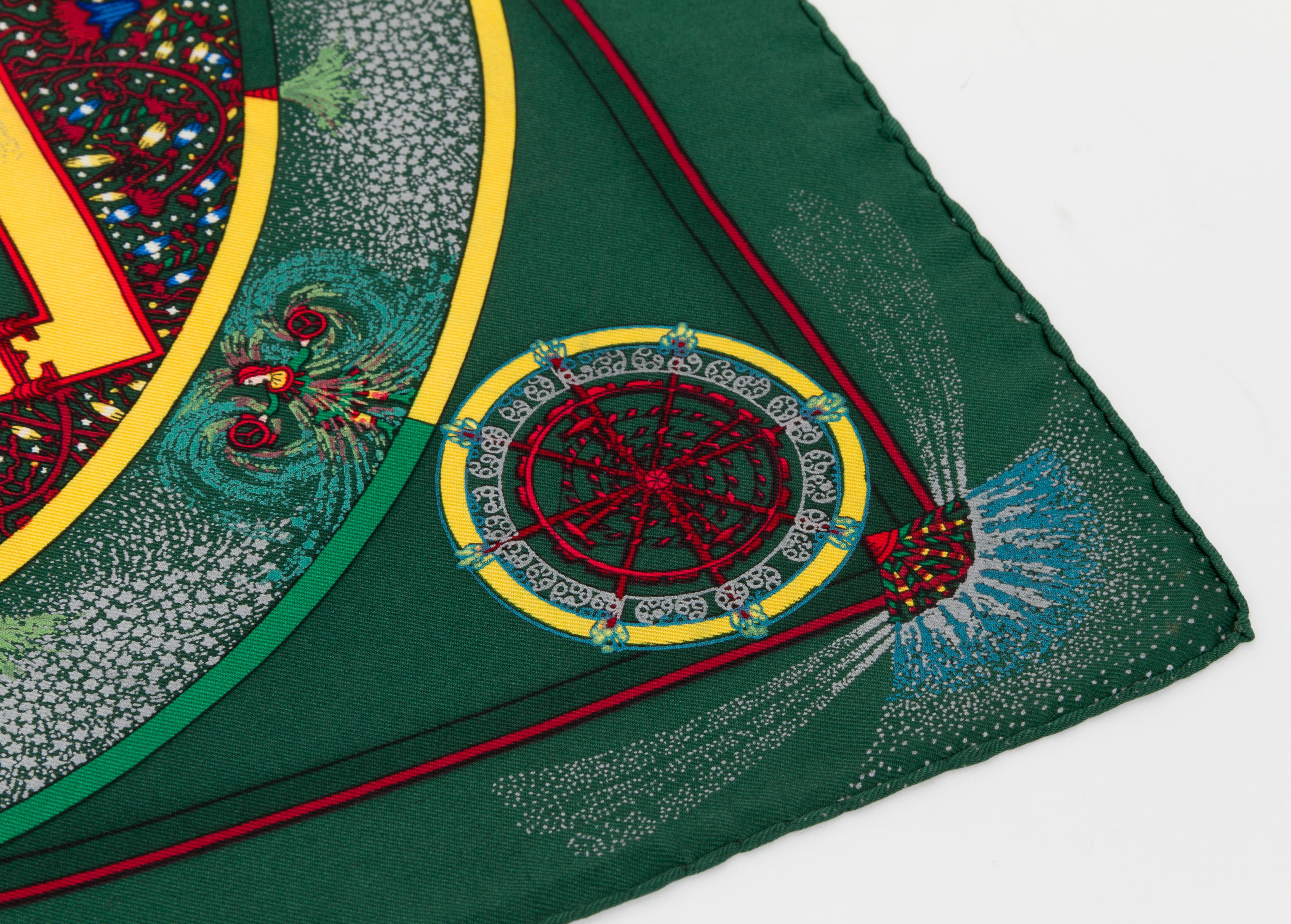 Coleccionable Hermès Feux d'Artifice de M. Duchene con bordes enrollados a mano. Verde bosque, amarillo y rojo.
