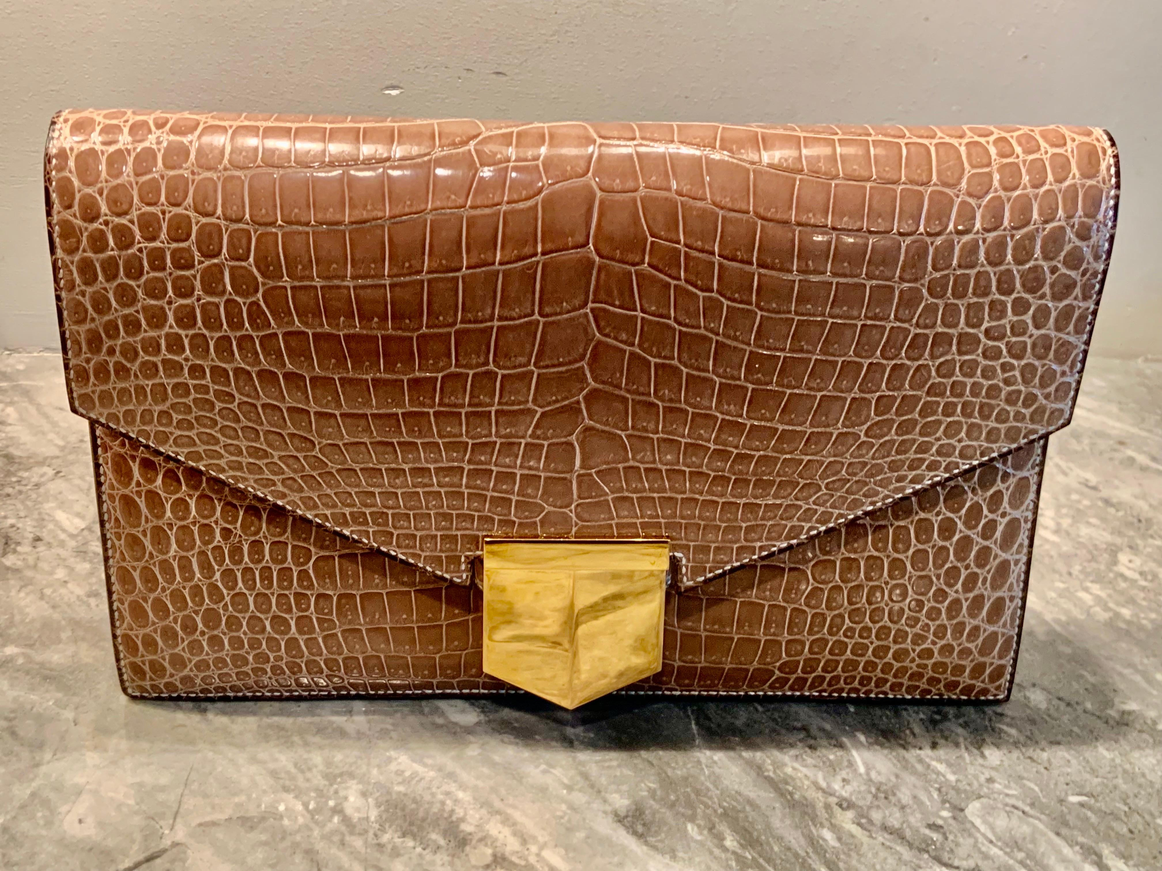 Este bolso de mano Hermes Ficelle Porosus Crocodile Pan no se ha utilizado nunca y está en el estado más impoluto que puedas imaginar.  Y sí, ¡es lo suficientemente grande como para que quepa un móvil!  Es la combinación perfecta de belleza y