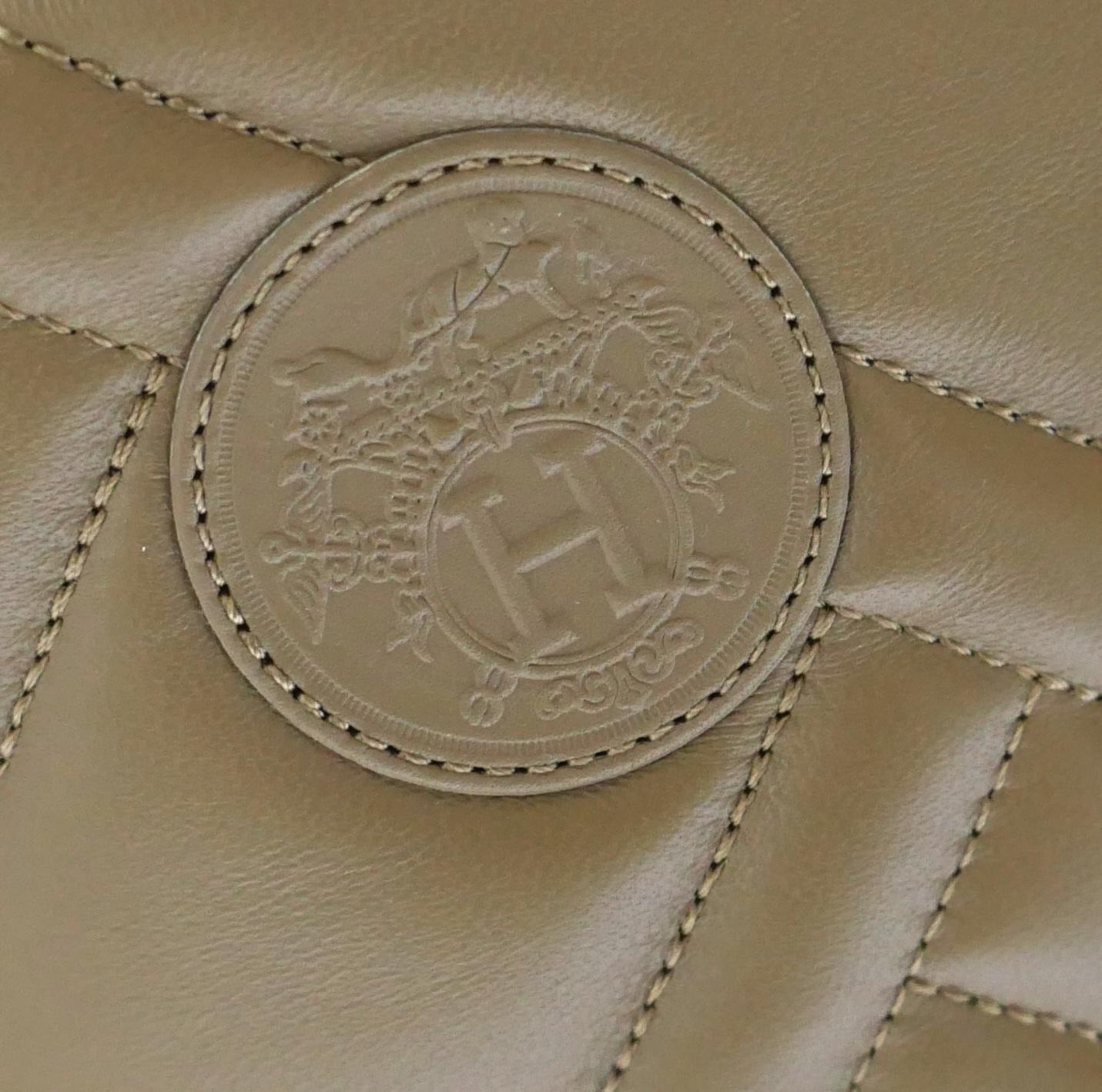 Botas Hermes Fiji de ultralujo. Sin usar y con caja original. Fabricados en piel acolchada Mosaique lisa de color camel, tienen una forma inspirada en las botas de lluvia con suela de tacos gruesos. Forro de piel de cabra. Talla 38,5/UK5,5. Mide