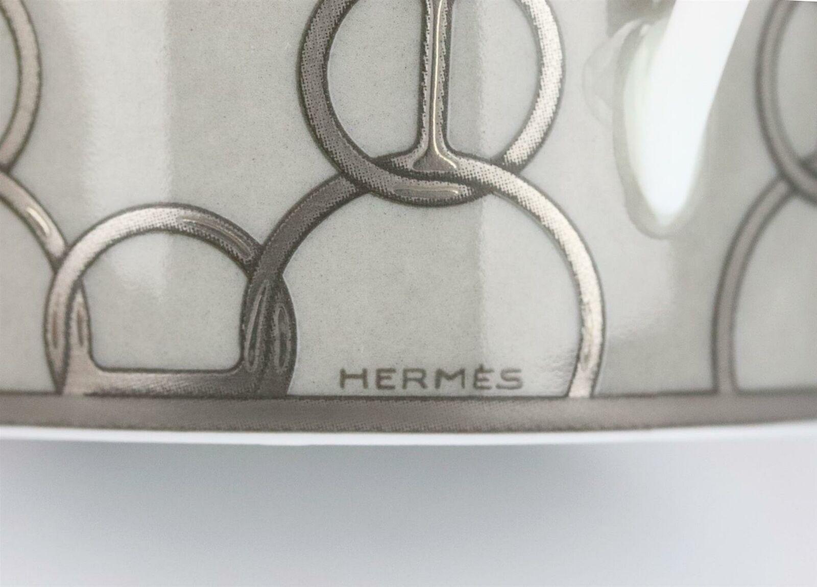 Ensemble de 2 tasses à café et soucoupe en porcelaine Fil D'Argent d'Hermès  Excellent état - En vente à London, GB