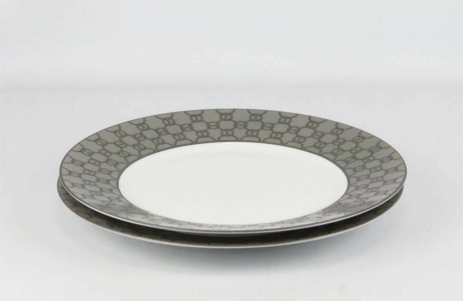 Set of 5 grey, silver and white porcelain Hermès Fil d’Argent dinner plates with chain-link design throughout, gilt accents and brand stamp on the bottom.
Does not come with box.

Dimensions: D 10.8 inches

Condition: Used. Very good conditon -