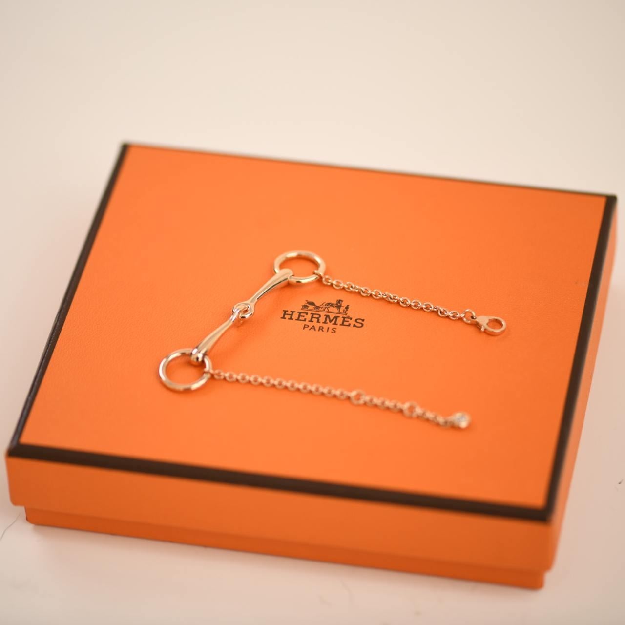 SKU	33301544
Viene con	Sólo caja
PVP	4.300 € Impuestos incluidos
Metal	Oro rosa de 18 quilates
Piedras	Diamante
Peso total del diamante	0,10 ct aprox.
Peso	Aproximadamente 8,74 g
Longitud	Aproximadamente 15