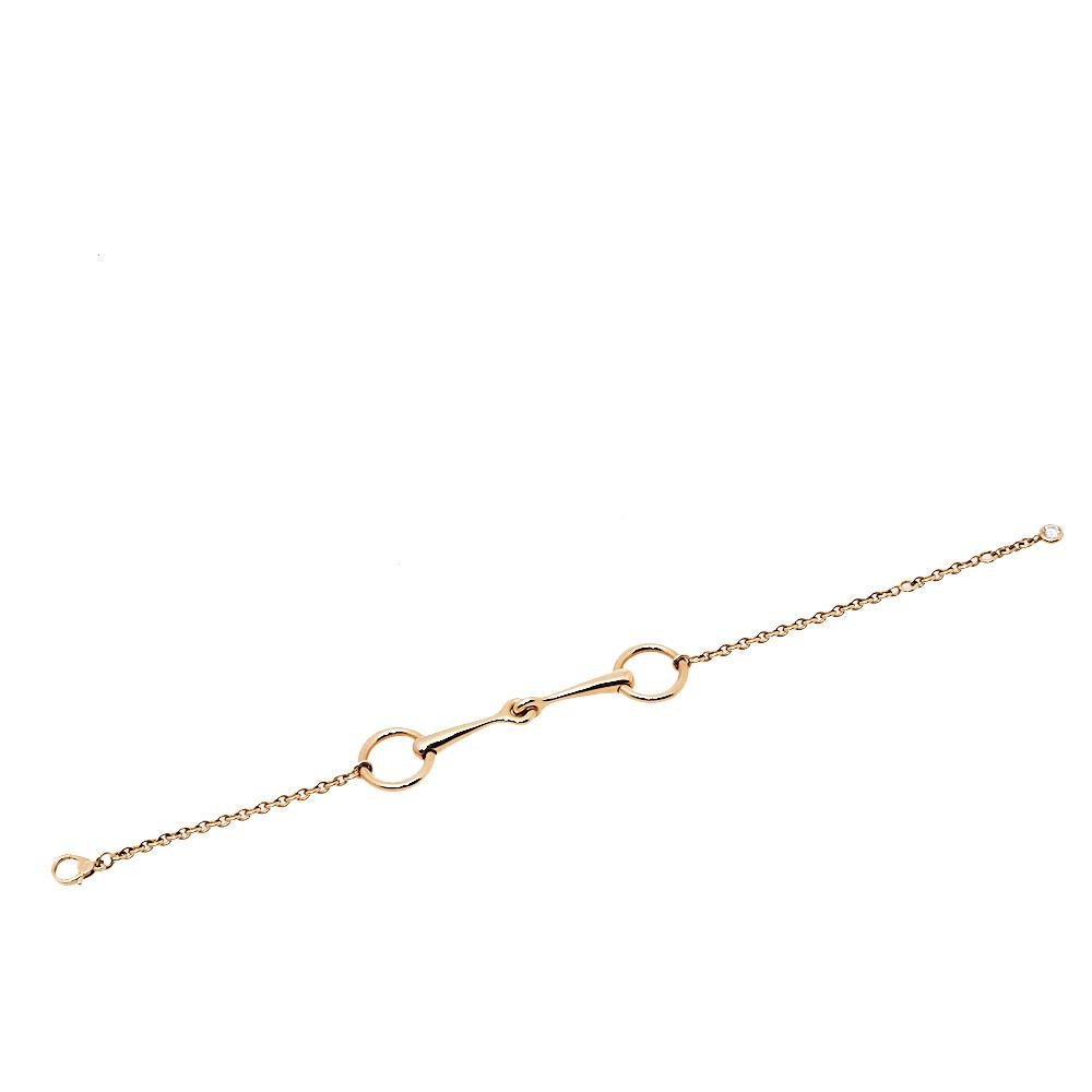 Continuing the tribute to its equestrian heritage, this Filet d'Or bracelet by Hermès has a bit held by chains and a diamond. Made from 18k rose gold, this Hermès fine jewelry bracelet has a delicate design and a luxurious appeal.

Includes: