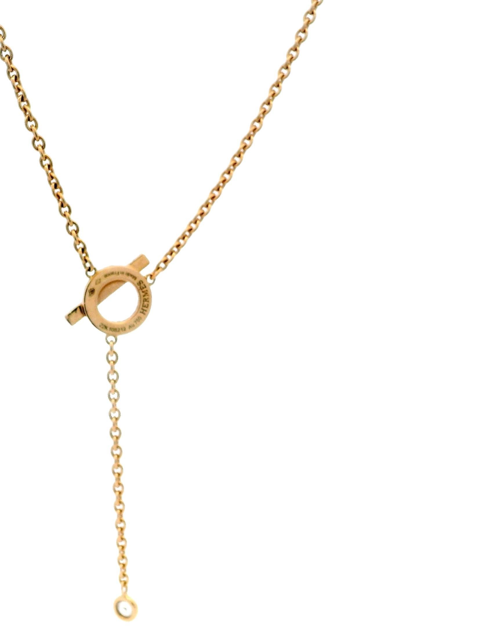 This exquisite necklace, crafted by Hermès in France, features a refined design made from 18k rose gold. At its center, there are 17 round white diamonds, plus an additional diamond at the end of the necklace, totaling 18 diamonds that collectively