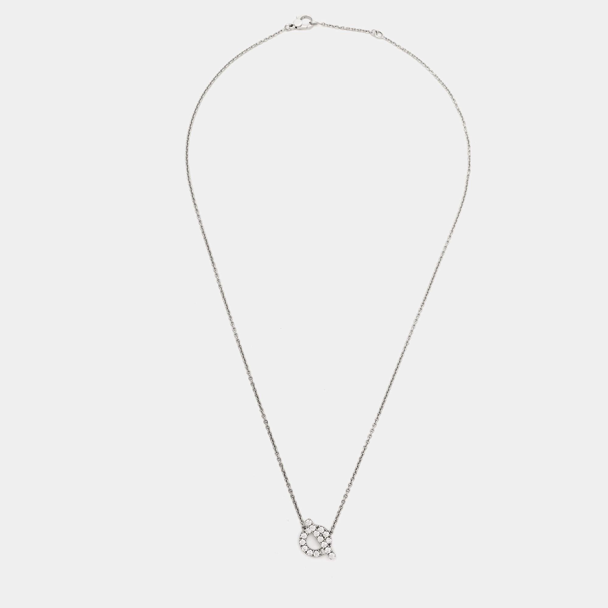 Le collier Hermès Finesse est une pièce exquise réalisée en or blanc 18 carats. Délicate et élégante, elle se compose d'une fine chaîne ornée d'un pendentif avec des diamants taille brillant, dégageant une sophistication intemporelle. Ce collier