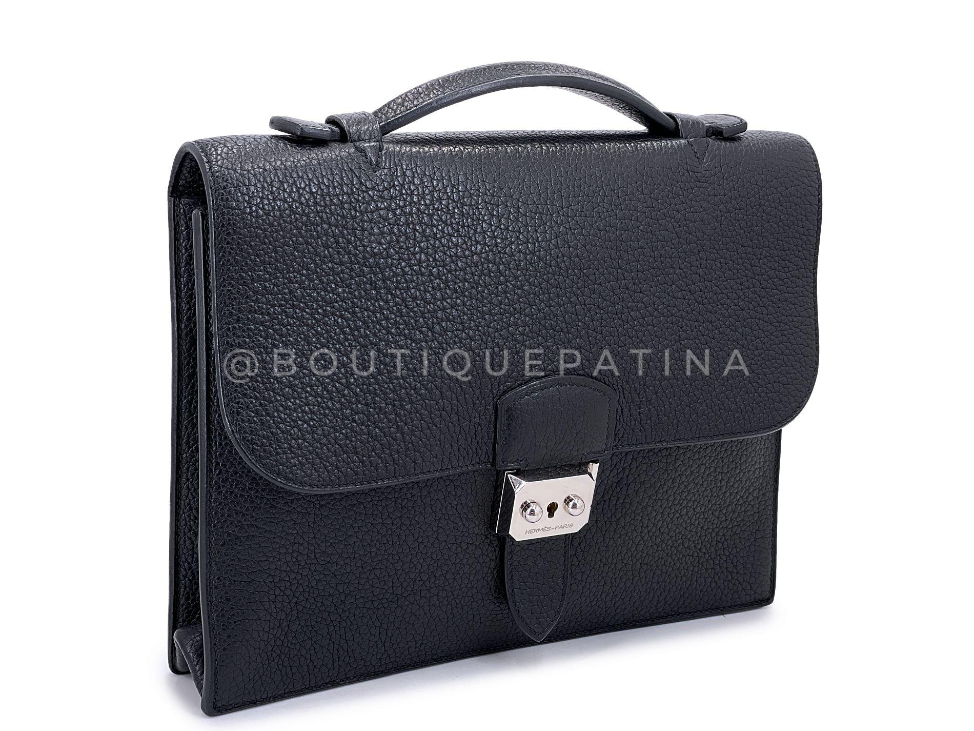 Article de magasin : 68802
Ce sac Hermès Fjord Sac a Depeche Mini Briefcase Bag 27 PHW n'est pas un porte-documents classique - il s'agit d'un mini-document, d'une largeur d'un peu moins de 11 pouces. 

Le célèbre porte-documents JFK dans un profil