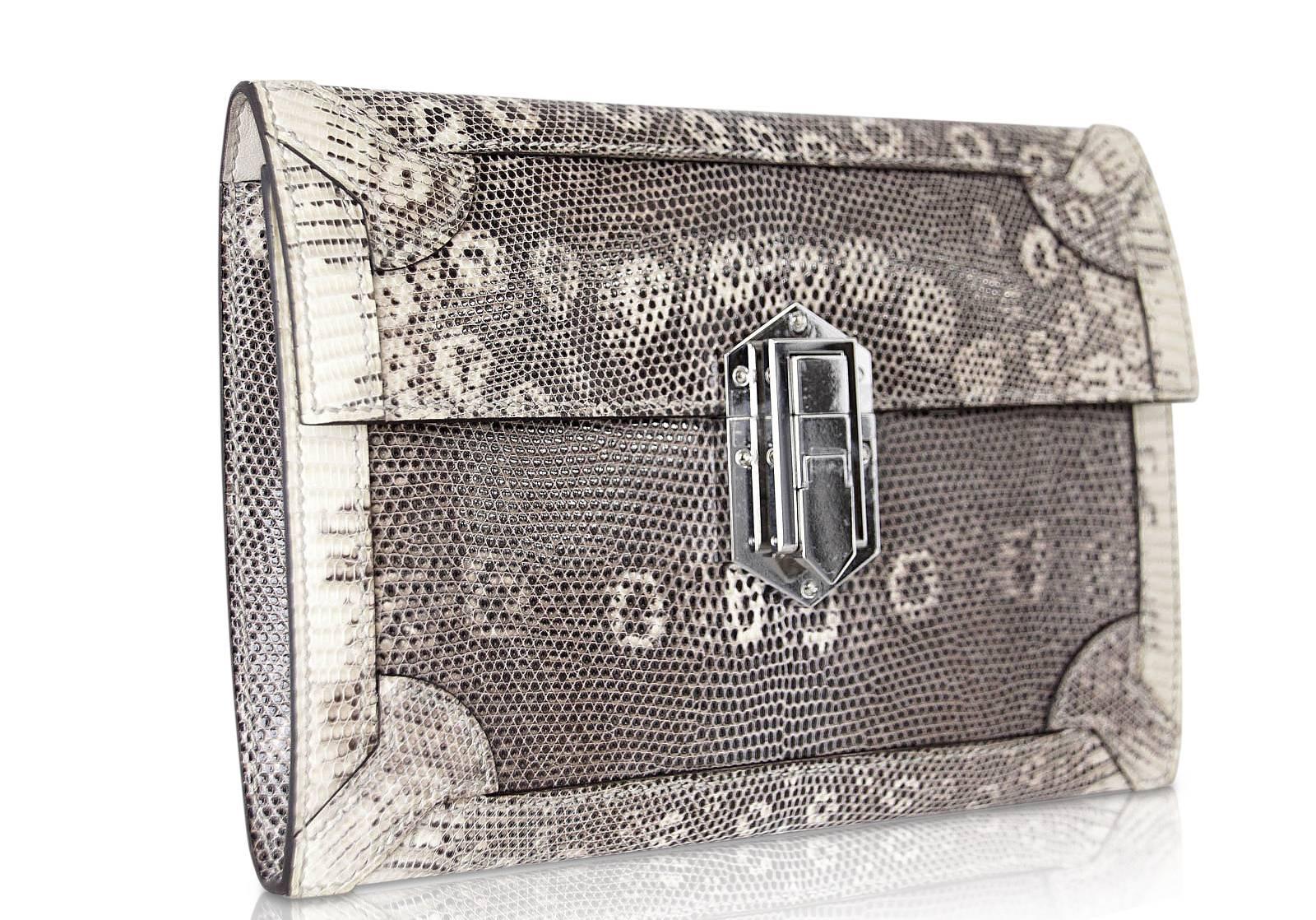 Guaranteed authentic Hermes very rare Fleche d'Or clutch in coveted Ombre lizard.
Unique detailing with a vintage luggage style clasp.
This particular Ombre has exquisite markings.
Signature stamp on interior.
Small interior compartment. 
NEW or