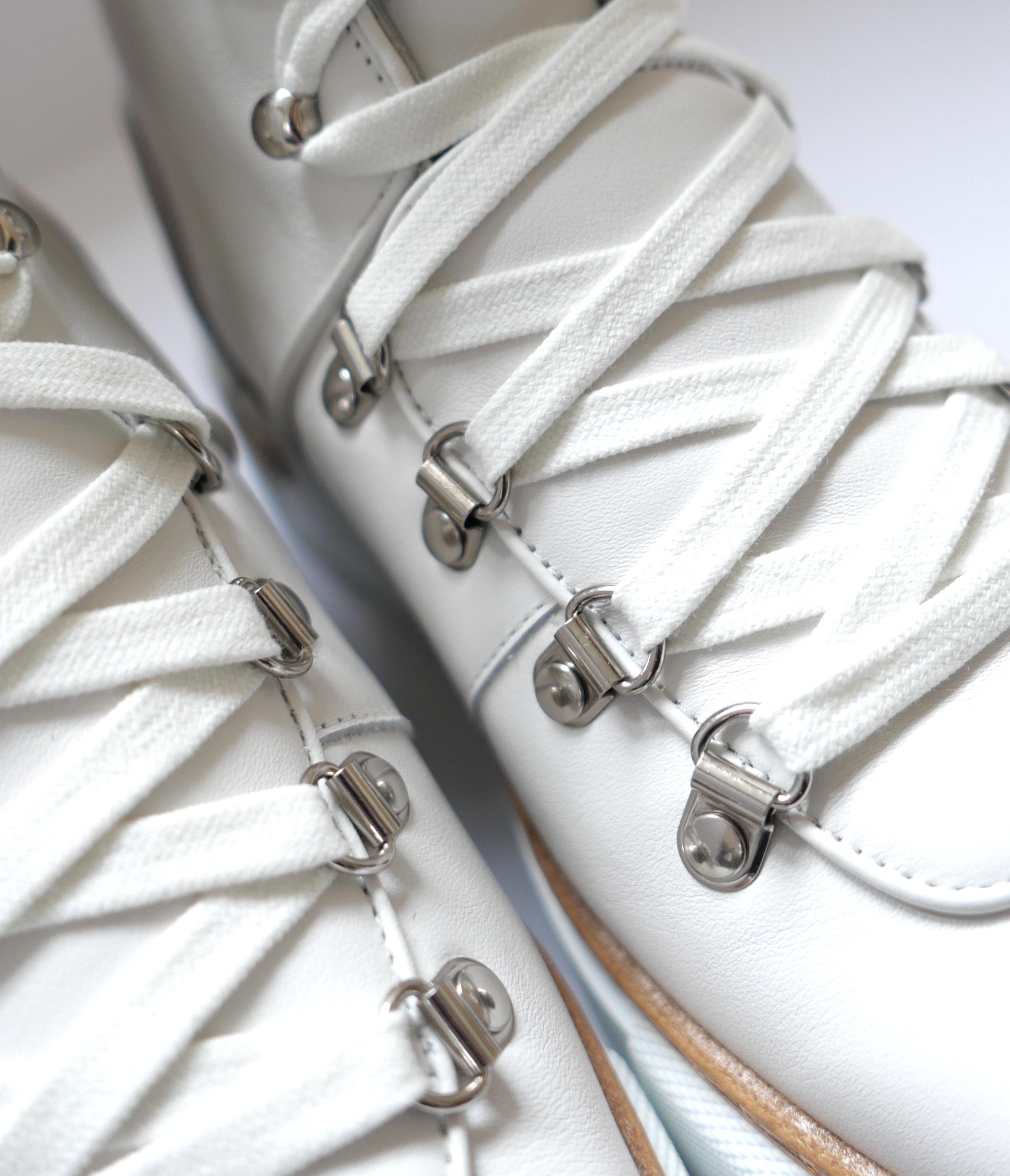 Grigio Hermes Flocon Stivali Foderati in Shearling per Escursionismo Pelle Bianca Scatolata in vendita