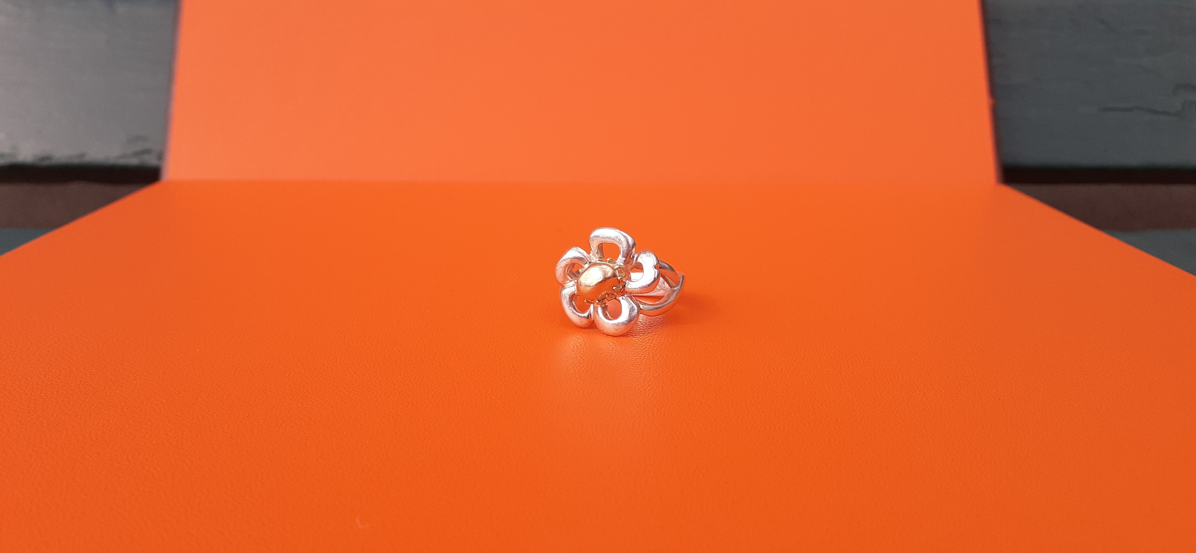 Schöner und seltener authentischer Hermès Ring

In Form einer Blume mit 5 Blütenblättern

Hergestellt aus Silber 925 und Gelbgold in der Mitte

Innen eingraviert 