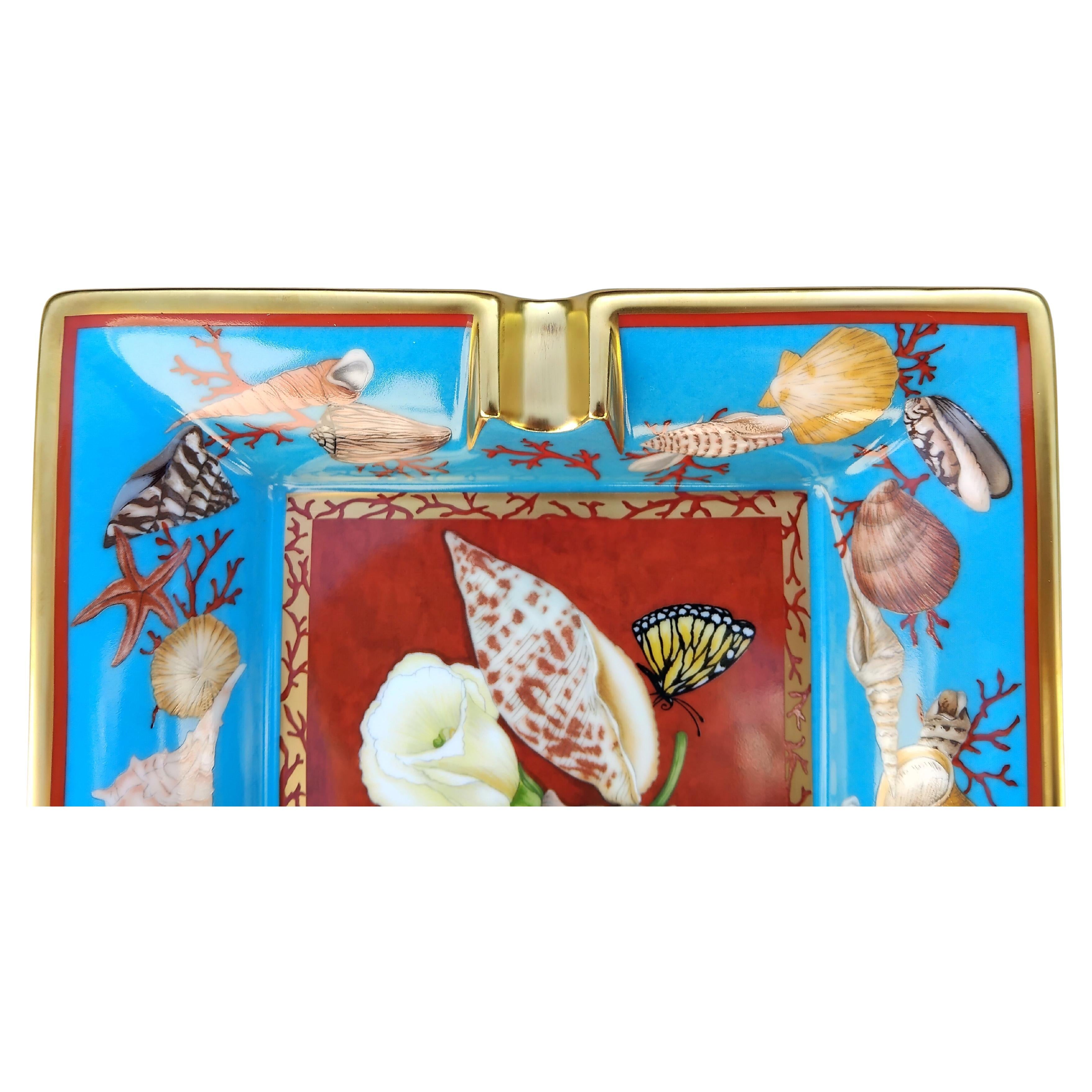 Rare and Gorgeous Authentic Hermès Ashtray

Print: seashells, flowers, butterfly

Made in France

Made of porcelain, edges and notches hand painted with fine yellow gold

Colorways: blue, red, beige, brown, green, yellow

The outline of the middle