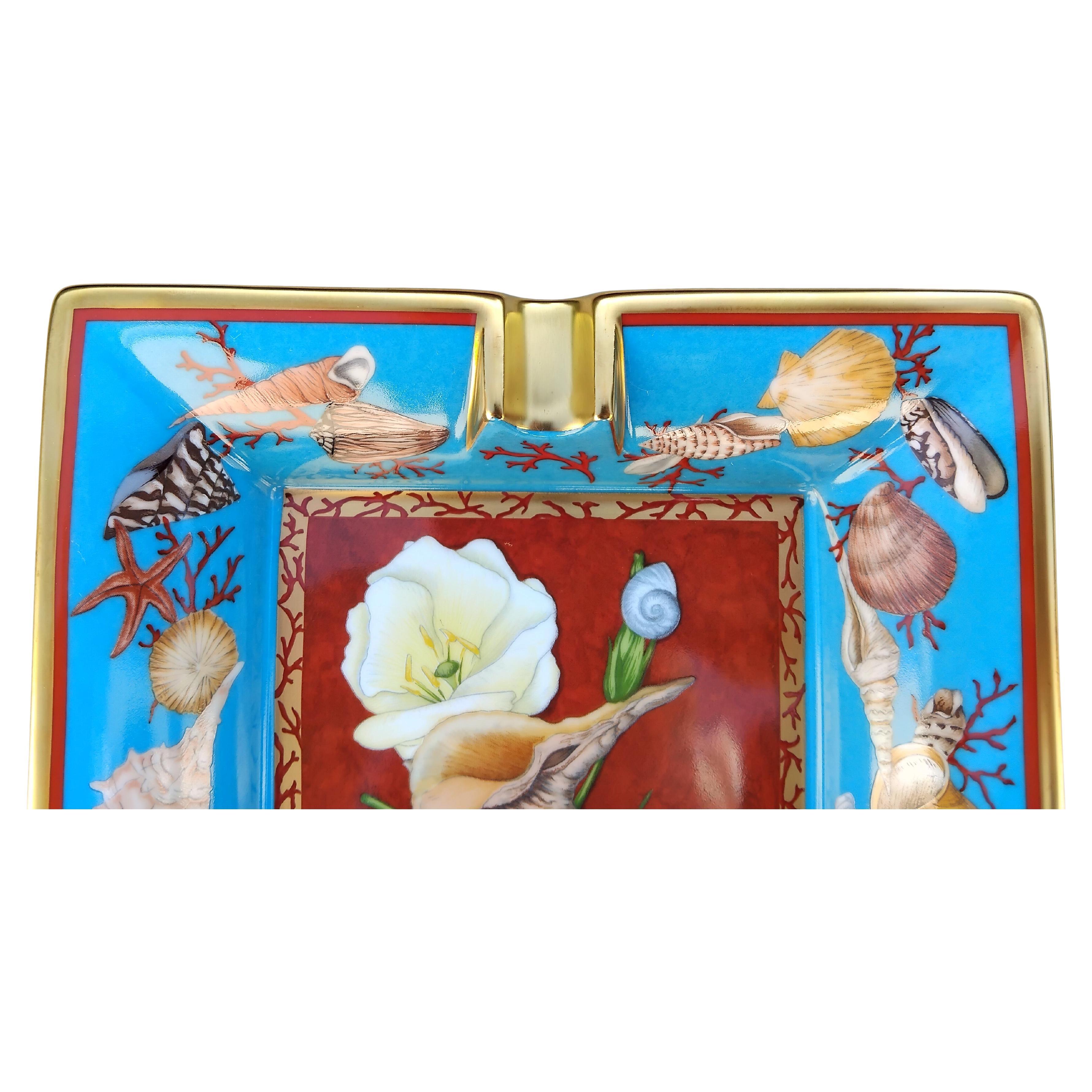 Women's or Men's Hermès Flowers Seashells Print Ashtray Change Tray Porcelain Gold For Sale