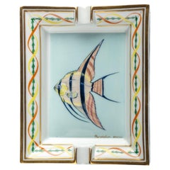 Cendrier en porcelaine Hermès représentant des poissons volants