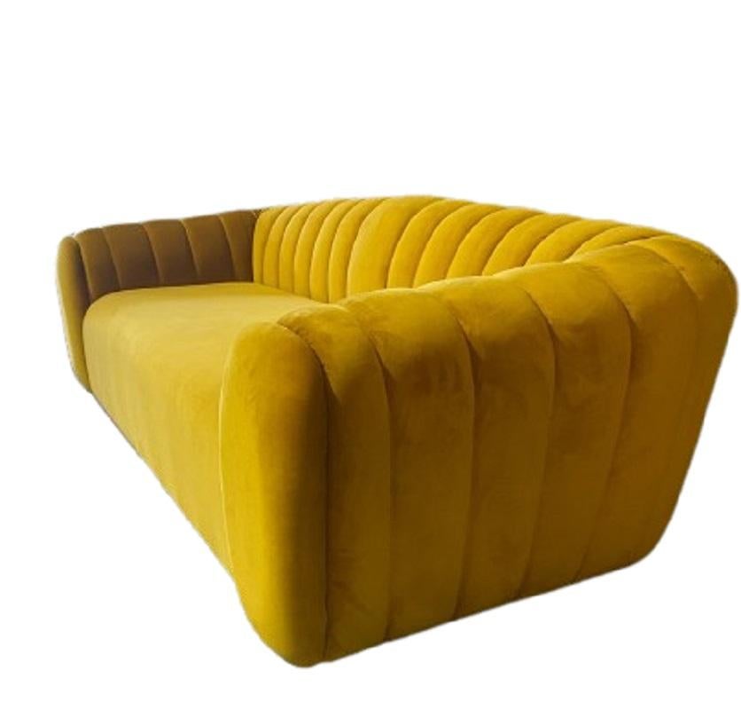 Timeless yet modern. Polyurethane foam and fibre feathers for a touch of comfort